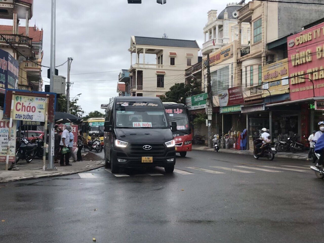 C&aacute;c loại xe thường xuy&ecirc;n đ&oacute;n trả kh&aacute;ch ở  khu vực n&agrave;y c&oacute; cả xe kh&aacute;ch, xe hợp đồng, xe bu&yacute;t, xe taxi, xe tiện chuyến...