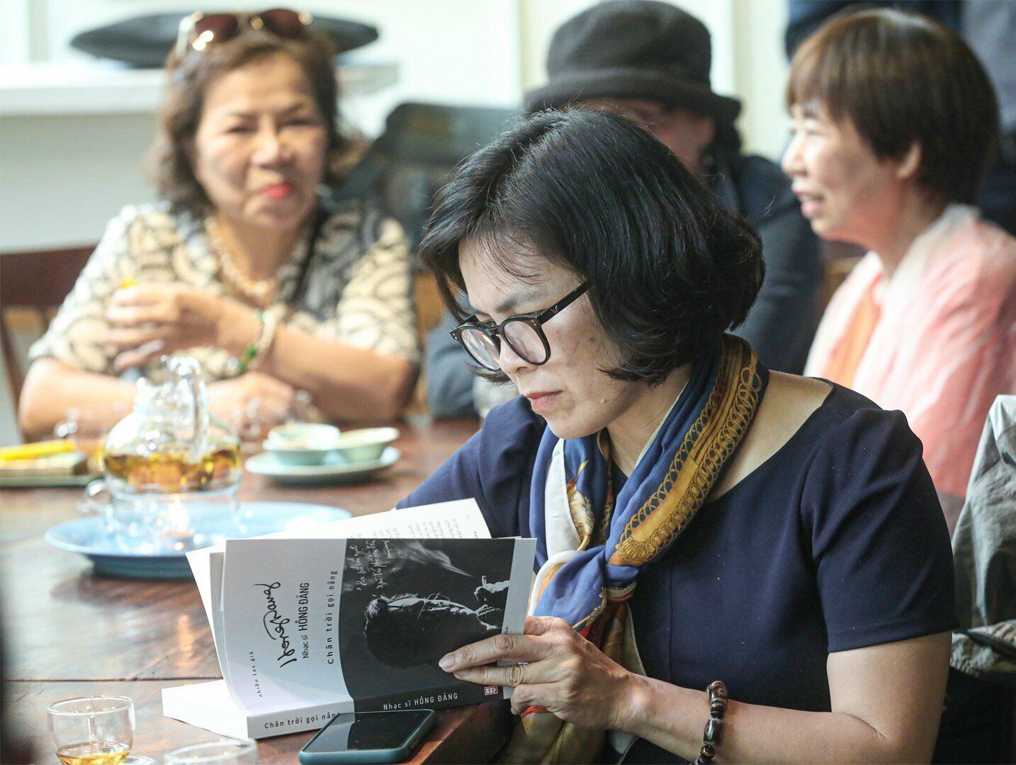 "Khi dọn nh&agrave;, t&ocirc;i t&igrave;m thấy những di cảo, những k&yacute; ức của anh - m&agrave; ch&iacute;nh t&ocirc;i cũng kh&ocirc;ng hiểu anh đ&atilde; đau đớn, kh&oacute; khăn như thế n&agrave;o để l&agrave;m nghề một c&aacute;ch ch&acirc;n ch&iacute;nh. T&ocirc;i nghĩ m&igrave;nh sẽ l&agrave;m một cuốn s&aacute;ch để cho mọi người thấy rằng, &ocirc;ng ấy đ&atilde; sống như thế, &ocirc;ng ấy đ&atilde; l&agrave;m được những điều như thế v&agrave; con người &ocirc;ng ấy l&agrave; như thế", b&agrave; L&ecirc; Anh Th&uacute;y t&acirc;m sự.