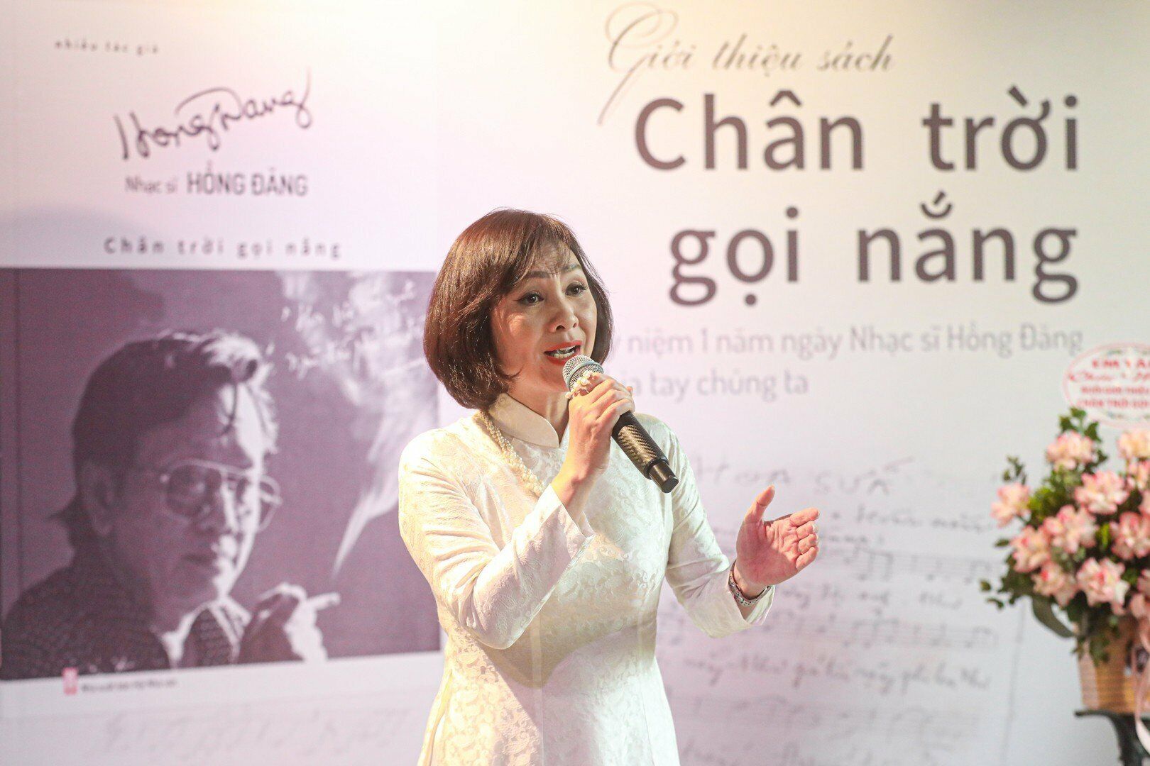 Ca sĩ Thanh T&acirc;m khoe giọng mượt m&agrave; với ca kh&uacute;c "Hoa sữa".