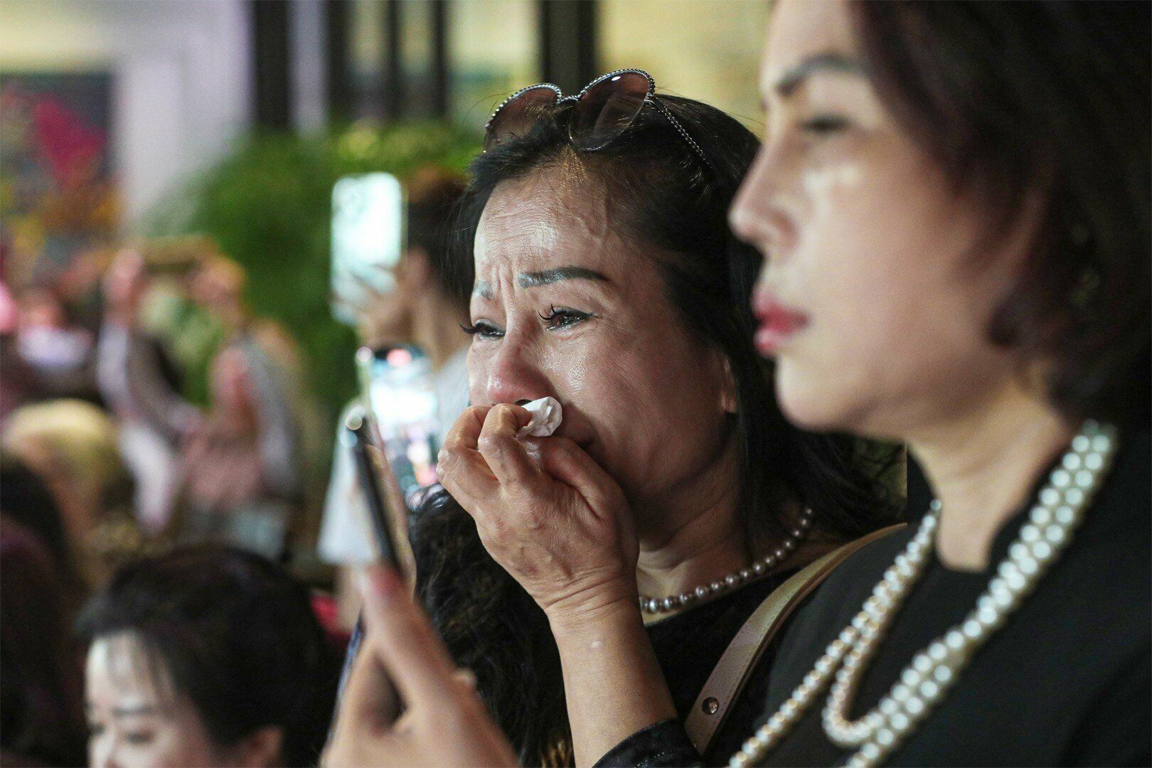 Lắng nghe chia sẻ của c&aacute;c nghệ sĩ, nhiều người kh&ocirc;ng giấu được x&uacute;c động khi &ocirc;n lại kỷ niệm về nhạc sĩ Hồng Đăng.