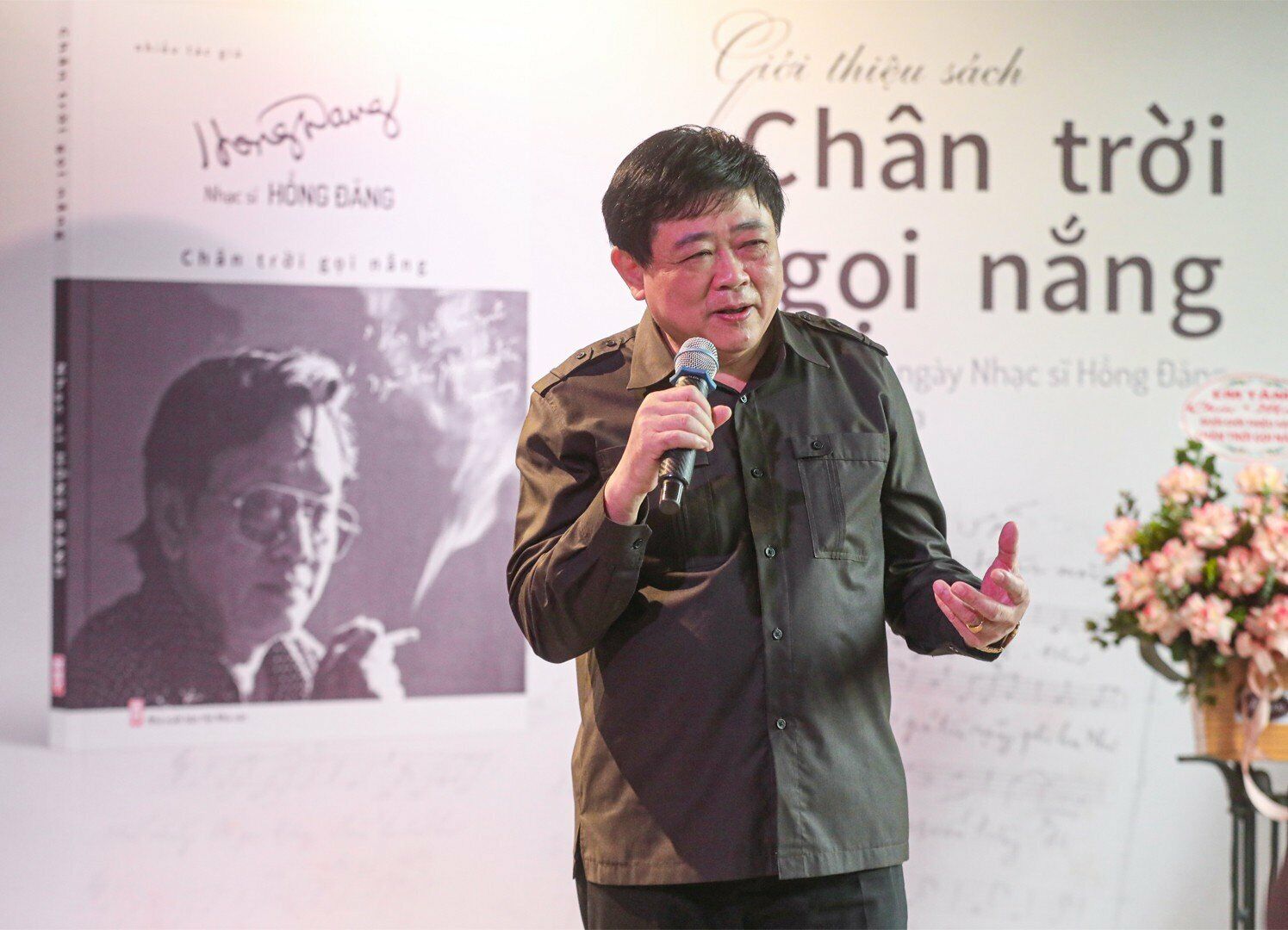 L&agrave; người đồng nghiệp th&acirc;n thiết, PGS. TS Nguyễn Thế Kỷ - Chủ tịch Hội đồng L&yacute; luận văn học, nghệ thuật Trung ương nhắc nhiều về truyền thống văn h&oacute;a c&aacute;ch mạng của gia đ&igrave;nh nhạc sĩ Hồng Đăng. 
Kể về kỷ niệm đặc biệt, &ocirc;ng Nguyễn Thế Kỷ cho biết, v&agrave;o ng&agrave;y 1/1 h&agrave;ng năm - ng&agrave;y sinh của nhạc sĩ, anh em văn nghệ sĩ đều tụ họp đ&ocirc;ng đủ, t&acirc;m sự với nhau. Th&oacute;i quen n&agrave;y được k&eacute;o d&agrave;i h&agrave;ng chục năm trời, đến khi sức khỏe &ocirc;ng yếu đần v&agrave;o ng&agrave;y đầu năm ngo&aacute;i.