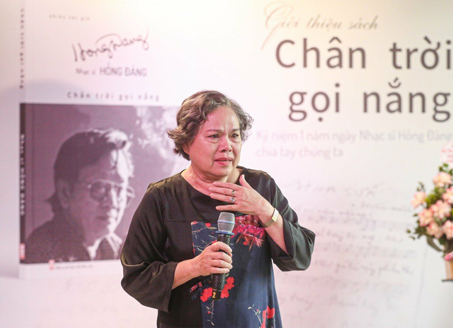 Bi&ecirc;n kịch Trịnh Thanh Nh&atilde; bật kh&oacute;c khi kể về những kỷ niệm giữa chồng b&agrave; - nh&agrave; bi&ecirc;n kịch L&ecirc; Phương v&agrave; nhạc sĩ Hồng Đăng: "Cả hai đều l&agrave; người quảng giao, nhiều bạn b&egrave; ồn &agrave;o. Nhưng khi ngồi với nhau, giữa đ&aacute;m đ&ocirc;ng ồn &agrave;o, họ đều im lặng, thỉnh thoảng mới "đ&aacute;" một v&agrave;i c&acirc;u h&agrave;i hước. Thật kh&oacute; để n&oacute;i cả hai gắn kết với nhau bởi thứ g&igrave;, ngo&agrave;i t&agrave;i tử vi. Họ giống nhau về quan điểm cuộc sống, con người th&ocirc;ng qua tử vi. Trong quan hệ bạn b&egrave;, hai người chưa bao giờ ph&aacute;n x&eacute;t về nhau. Họ chấp nhận bạn b&egrave; của nhau, gia đ&igrave;nh của nhau, như ch&iacute;nh họ vậy".