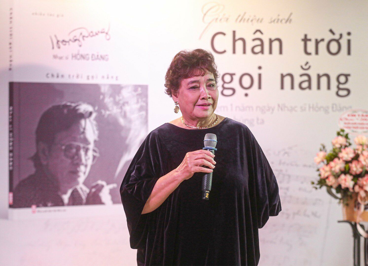 Khả năng xem tử vi, tướng số của &ocirc;ng cũng để lại nhiều k&yacute; ức kh&oacute; qu&ecirc;n với NSƯT Thanh T&uacute;: "Khi t&ocirc;i c&ograve;n đang nổi tiếng lắm, anh c&oacute; n&oacute;i với t&ocirc;i rằng: "Em kh&ocirc;ng phải l&agrave;m nghề n&agrave;y đ&acirc;u". L&uacute;c đ&oacute;, t&ocirc;i c&ograve;n hỏi, anh c&oacute; đổi ng&agrave;y sinh của t&ocirc;i kh&ocirc;ng m&agrave; n&oacute;i như vậy.
&Ocirc;ng đ&aacute;p: "Em đi tu v&agrave; em l&agrave;m gi&aacute;o vi&ecirc;n, cứ sống hết đời đi sẽ thấy như thế. V&agrave; b&acirc;y giờ đ&uacute;ng l&agrave; như thế. T&ocirc;i th&iacute;ch xem tử vi n&ecirc;n thường đứng đầu đường chờ anh, rồi rủ anh ra gần vườn hoa để hỏi chuyện. Gặp anh nhiều qu&aacute;, t&ocirc;i n&oacute;i với anh: &Ocirc;ng c&ograve;n đ&ugrave;a t&igrave;nh gian l&yacute; gian