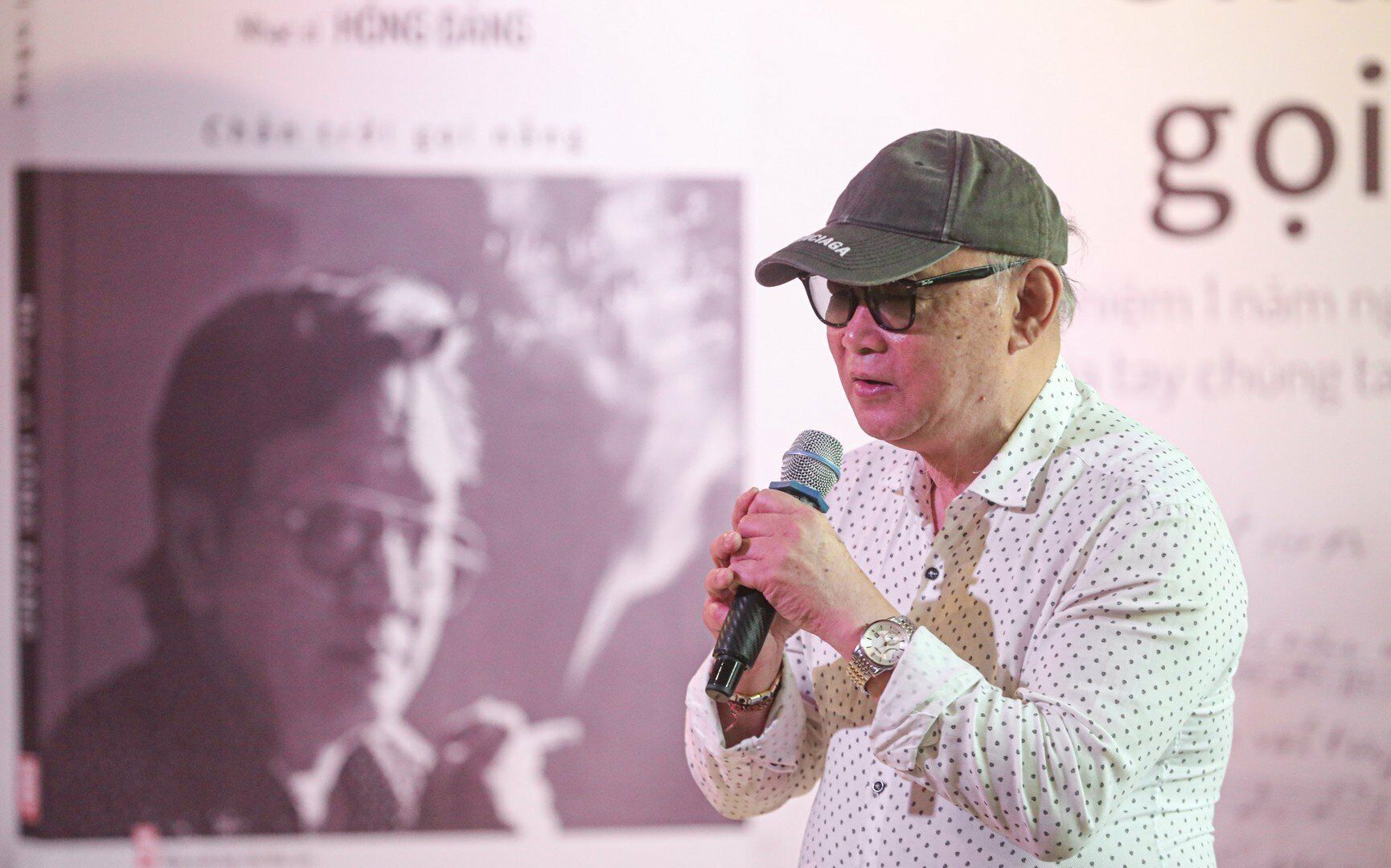 Chơi với nhau gần nửa thế kỷ, nh&agrave; văn Ng&ocirc; Thảo lặng lẽ ngồi quan s&aacute;t trong ng&agrave;y ra mắt cuốn s&aacute;ch "Ch&acirc;n trời gọi nắng". Khi được mời l&ecirc;n ph&aacute;t biểu, người đ&agrave;n &ocirc;ng ngo&agrave;i 80 tuổi bật kh&oacute;c khi kể, mới đ&ecirc;m qua th&ocirc;i, &ocirc;ng đ&atilde; "gặp" Hồng Đăng. "Đăng nhờ t&ocirc;i thay mặt cảm ơn mọi người, gia đ&igrave;nh. Ở nơi xa, Đăng rất vui vẻ, cảm động khi nhận được những t&igrave;nh cảm n&agrave;y của mọi người".