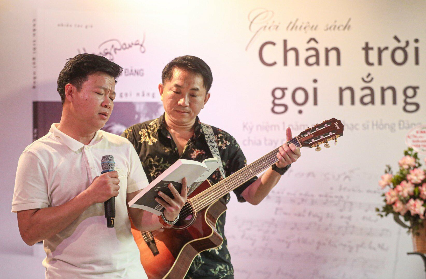 Đan xen c&aacute;c phần chia sẻ của nghệ sĩ, c&aacute;c ca sĩ Đ&agrave;o Tố Loan, Thanh Th&acirc;m, Vũ Thắng Lợi,... thể hiện c&aacute;c nhạc phẩm nổi tiếng của &ocirc;ng như: "Biển h&aacute;t chiều nay", "Hoa sữa"...