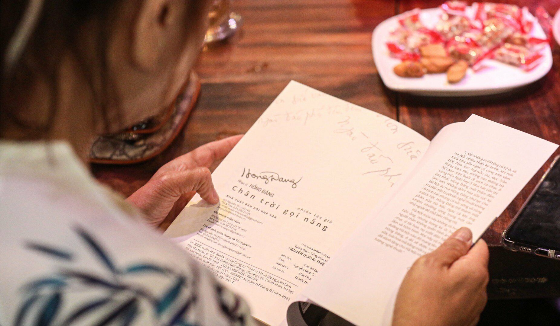 S&aacute;ch do Nh&agrave; xuất bản Hội Nh&agrave; văn ấn h&agrave;nh. Người trực tiếp bi&ecirc;n soạn l&agrave; kỹ sư L&ecirc; Anh Th&uacute;y - người vợ tận tụy gắn b&oacute; với nhạc sĩ Hồng Đăng những năm cuối đời.