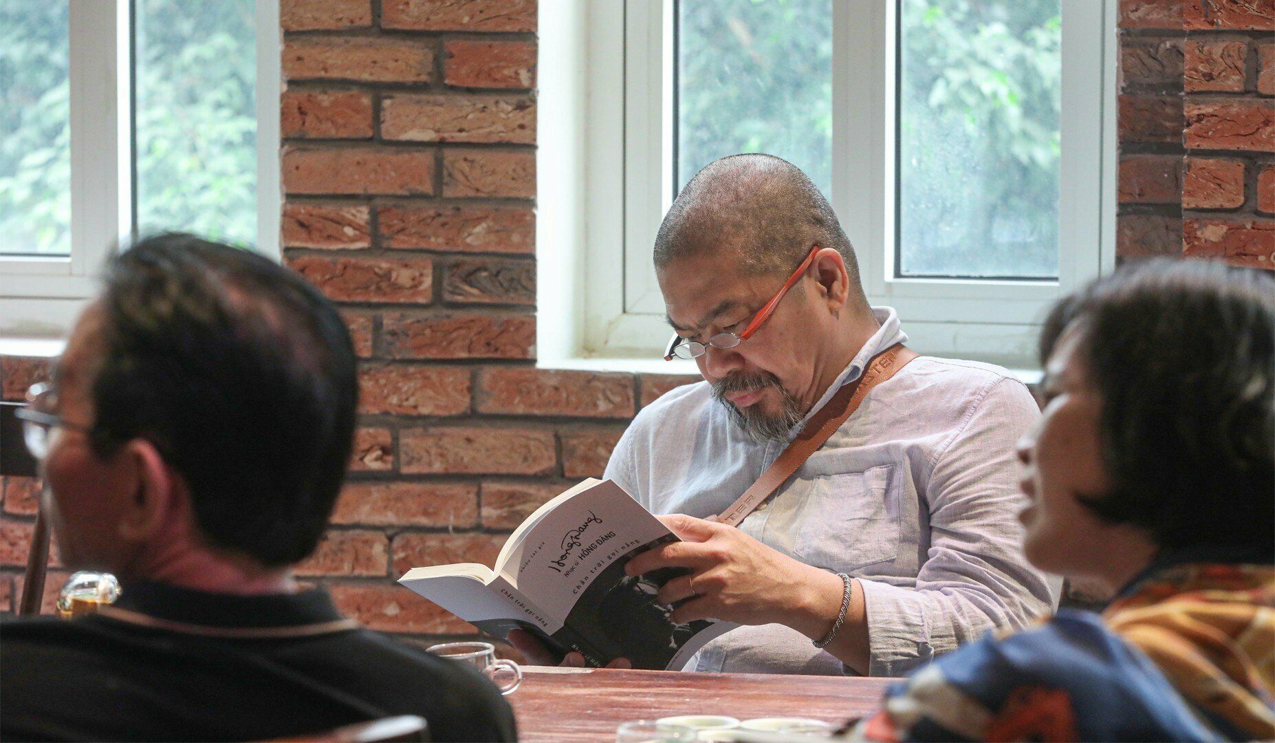 Trong tập s&aacute;ch &ldquo;Ch&acirc;n trời gọi nắng&rdquo;, ngo&agrave;i những b&agrave;i viết của đồng nghiệp về nhạc sĩ Hồng Đăng, c&ograve;n c&oacute; những b&agrave;i viết của &ocirc;ng về đồng nghiệp v&agrave; về những hoạt động &acirc;m nhạc Việt Nam.