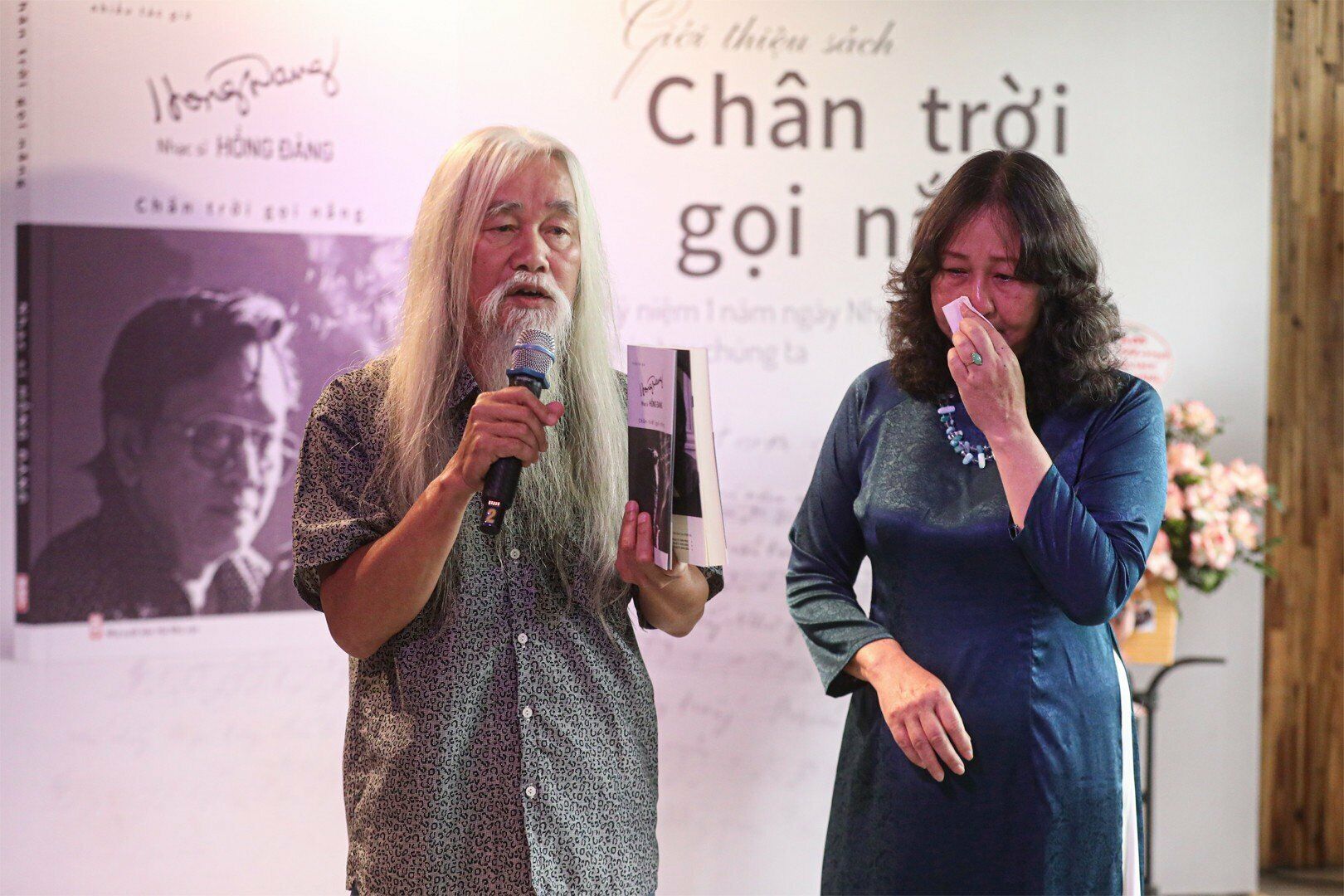 X&uacute;c động chia sẻ tại buổi ra mắt, b&agrave; L&ecirc; Anh Th&uacute;y kh&ocirc;ng qu&ecirc;n gửi lời tới c&aacute;c đơn vị, văn nghệ sĩ v&agrave; gia đ&igrave;nh, c&aacute;c con của nhạc sĩ Hồng Đăng đ&atilde; gi&uacute;p đỡ b&agrave; ho&agrave;n thiện cuốn s&aacute;ch chỉ trong một năm.