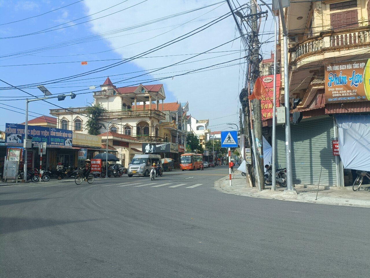 "Ch&uacute;ng t&ocirc;i sẽ phối hợp với ch&iacute;nh quyền địa phương tuy&ecirc;n truyền tới c&aacute;c chủ phương tiện vận tải kh&aacute;ch, y&ecirc;u cầu c&aacute;c t&agrave;i xế, chủ phương tiện phải v&agrave;o bến xe đ&oacute;n, trả kh&aacute;ch, h&agrave;ng h&oacute;a theo quy định. C&aacute;c trường hợp dừng đ&oacute;n trả kh&aacute;ch dọc đường, đặc biệt tại khu vực trước cổng Bệnh viện Đa khoa Nam Tiền Hải sẽ lập bi&ecirc;n bản, xử l&yacute; nghi&ecirc;m", Đại &uacute;y B&ugrave;i Văn Thuấn cho biết
