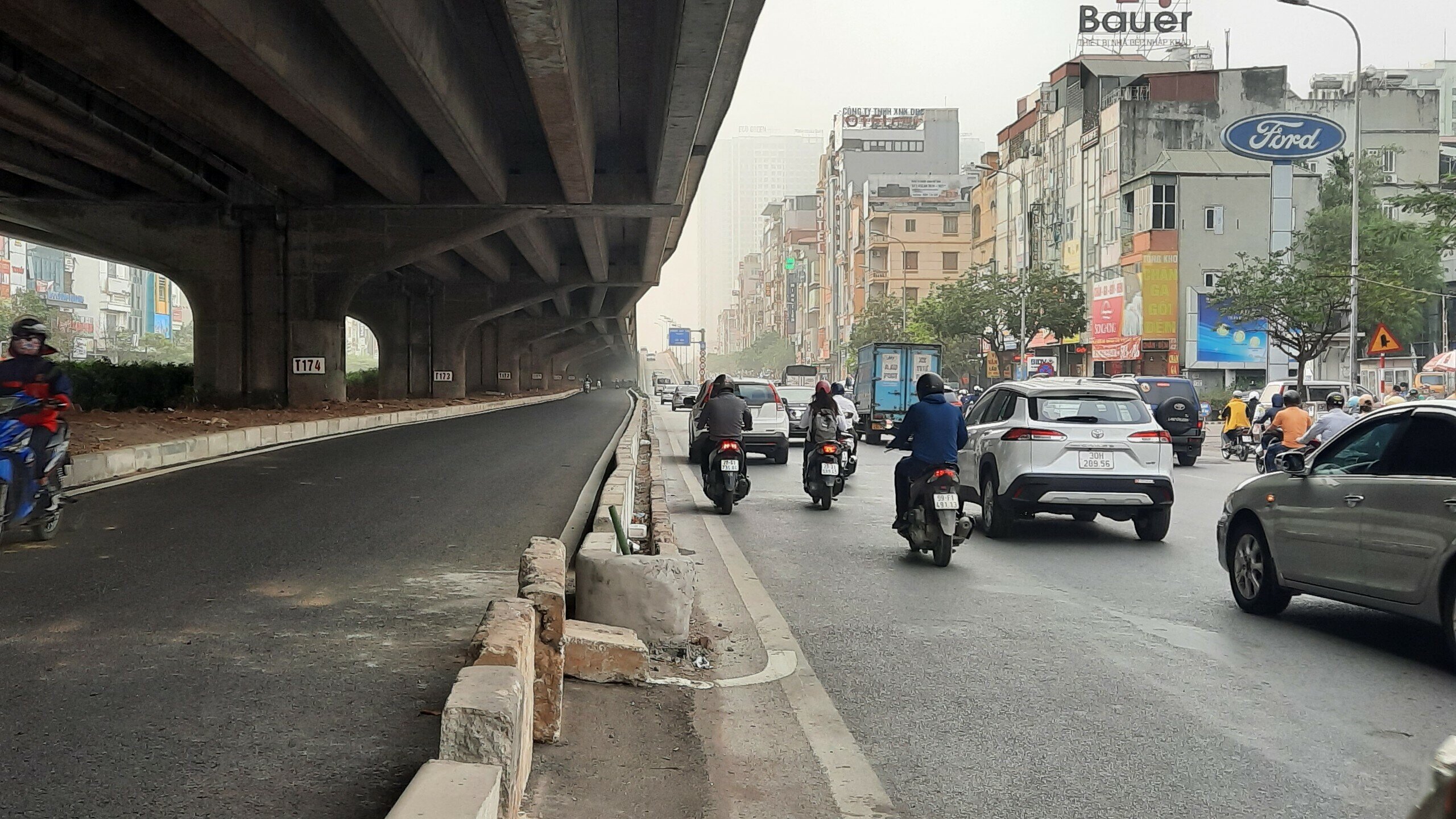 Thời gian qua, dải ph&acirc;n c&aacute;ch giữa đường Nguyễn Xiển (quận Thanh Xu&acirc;n, TP H&agrave; Nội) được x&eacute;n để tạo th&agrave;nh một l&agrave;n đường nhằm giảm tải &ugrave;n tắc giao th&ocirc;ng thường xuy&ecirc;n xảy ra, nhất l&agrave; sau khi tuyến đường c&oacute; một số đoạn bị r&agrave;o một phần để phục vụ cho c&ocirc;ng trường thi c&ocirc;ng dự &aacute;n xử l&yacute; nước thải Y&ecirc;n X&aacute;.