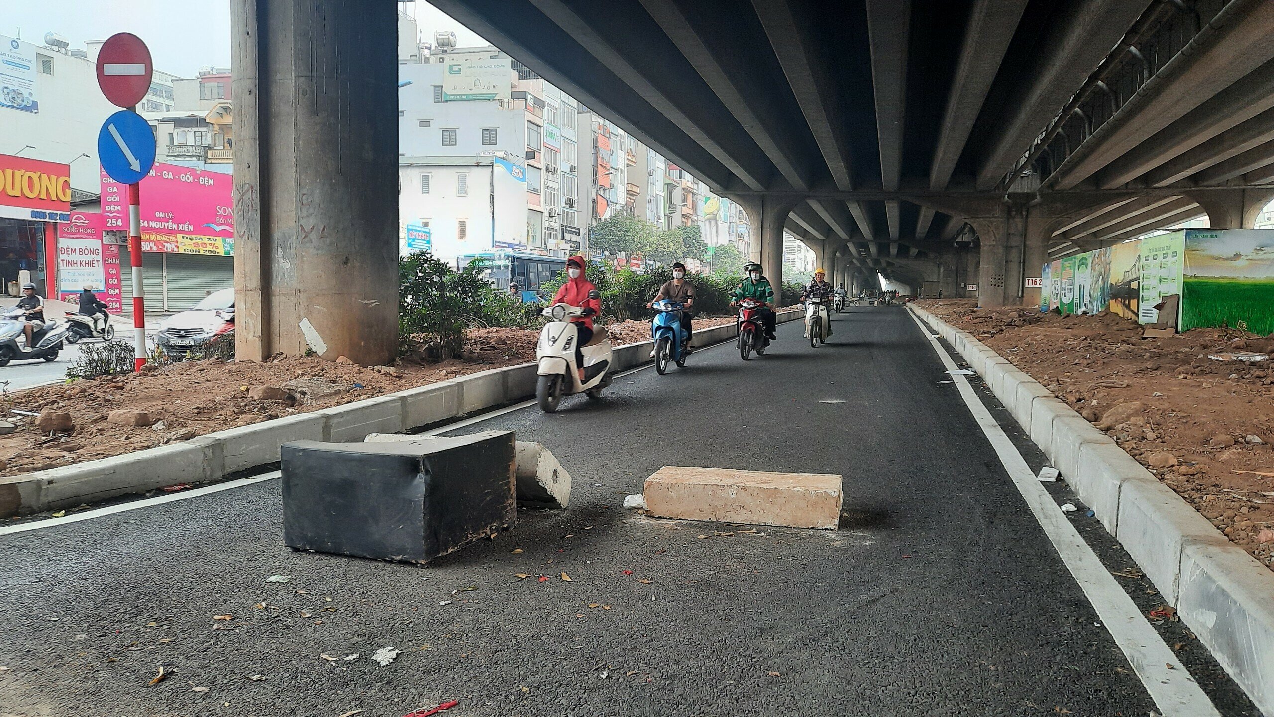 Nhiều người d&acirc;n điều khiển xe m&aacute;y vẫn cố t&igrave;nh đi v&agrave;o l&agrave;n đường mới mở.