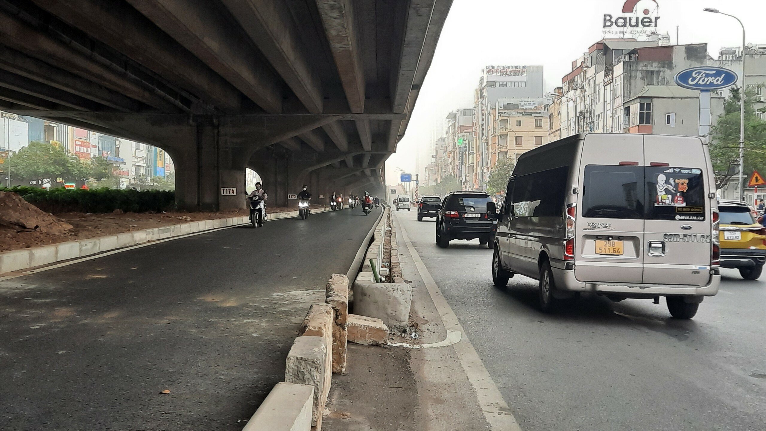 Kh&ocirc;ng &iacute;t đoạn, người điều khiển xe m&aacute;y c&ograve;n đi ngược chiều ở l&agrave;n đường mới mở.