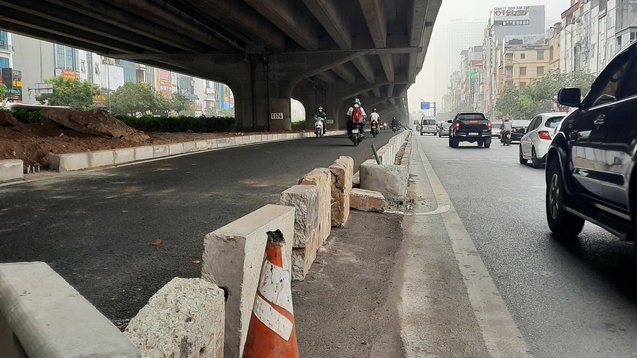 Trao đổi với PV B&aacute;o Giao th&ocirc;ng, đại diện Ban QLDA đầu tư x&acirc;y dựng c&ocirc;ng tr&igrave;nh hạ tầng kỹ thuật v&agrave; n&ocirc;ng nghiệp H&agrave; Nội - chủ đầu tư dự &aacute;n cho biết, hiện tại một số hạng mục của dự &aacute;n mở rộng l&agrave;n đường Nguyễn Xiển chưa được thực hiện.