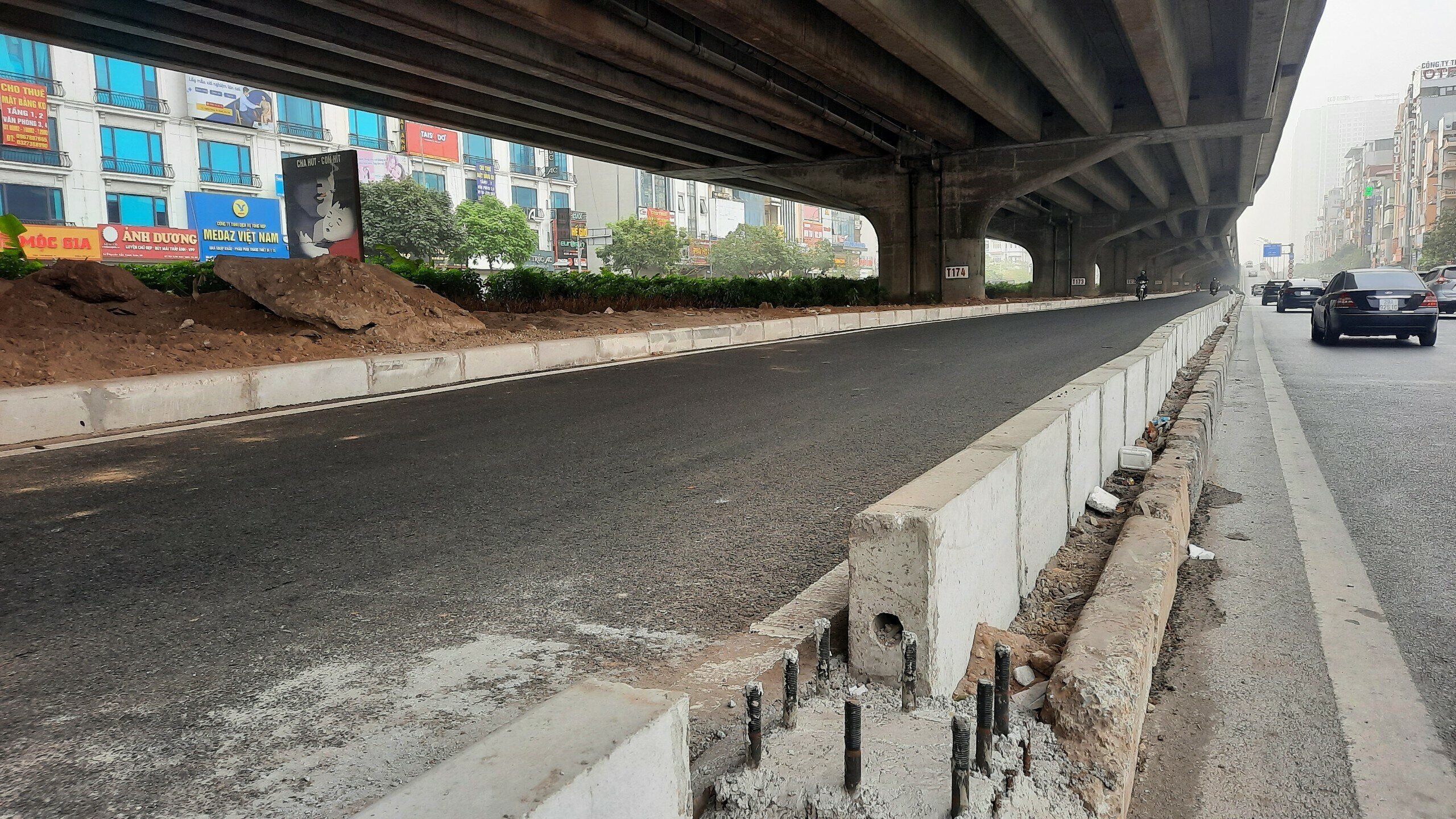 "C&ograve;n hệ thống chiếu s&aacute;ng chưa được thực hiện. Việc lắp đặt hệ thống chiếu s&aacute;ng bằng cột hay lắp tr&ecirc;n gầm cầu đường V&agrave;nh đai 3 tr&ecirc;n cao đang được c&aacute;c đơn vị li&ecirc;n ng&agrave;nh thống nhất phương &aacute;n thi c&ocirc;ng&rdquo;, đại diện Ban QLDA đầu tư x&acirc;y dựng c&ocirc;ng tr&igrave;nh hạ tầng kỹ thuật v&agrave; n&ocirc;ng nghiệp H&agrave; Nội cho biết.