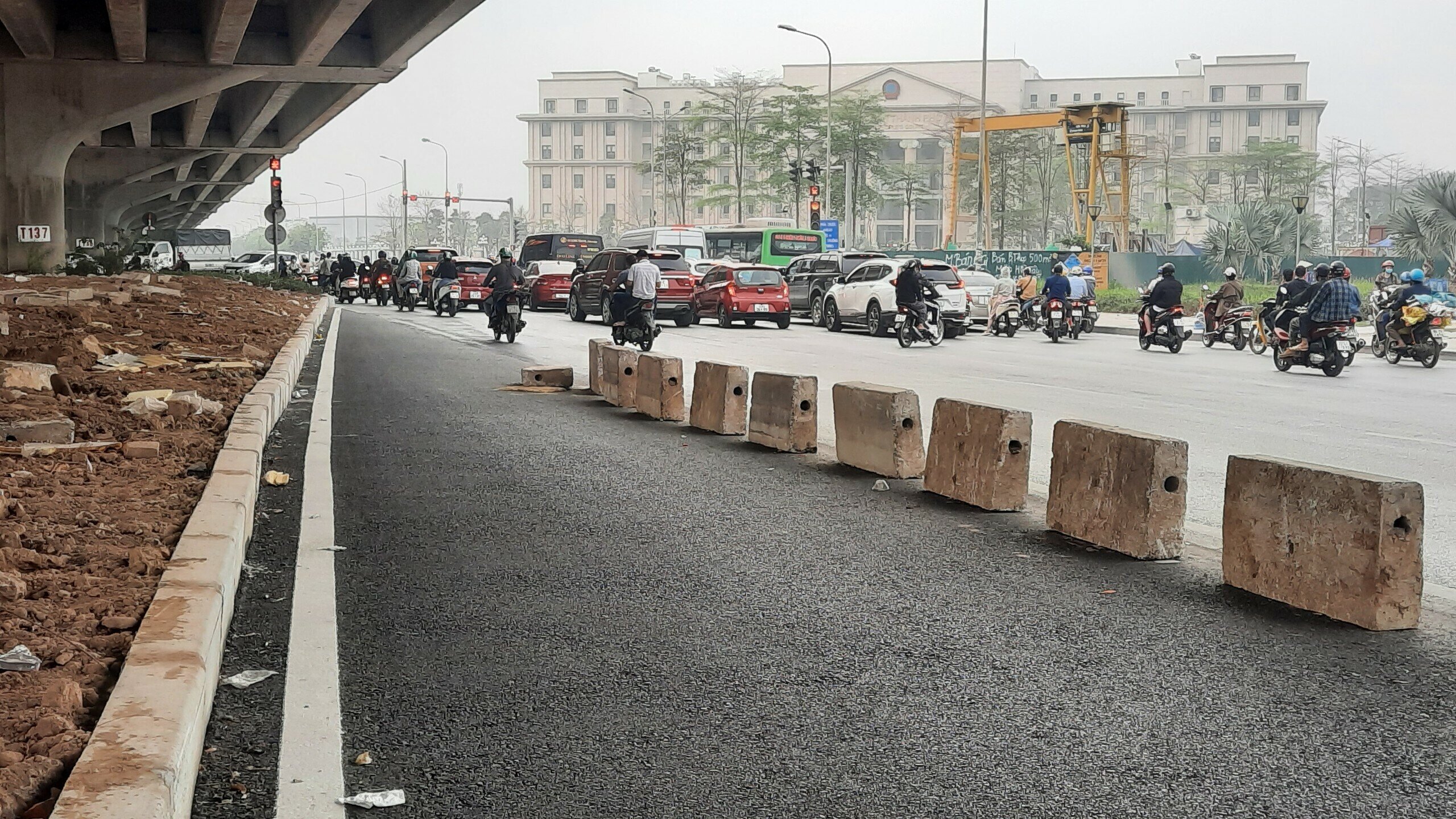 Ban QLDA đầu tư x&acirc;y dựng c&ocirc;ng tr&igrave;nh hạ tầng kỹ thuật v&agrave; n&ocirc;ng nghiệp H&agrave; Nội cũng cho hay, l&agrave;n đường n&agrave;y muốn được đưa v&agrave;o sử dụng th&igrave; phải được sự chấp thuận của Sở GTVT, C&ocirc;ng an TP H&agrave; Nội l&agrave; đủ điều kiện vận h&agrave;nh.