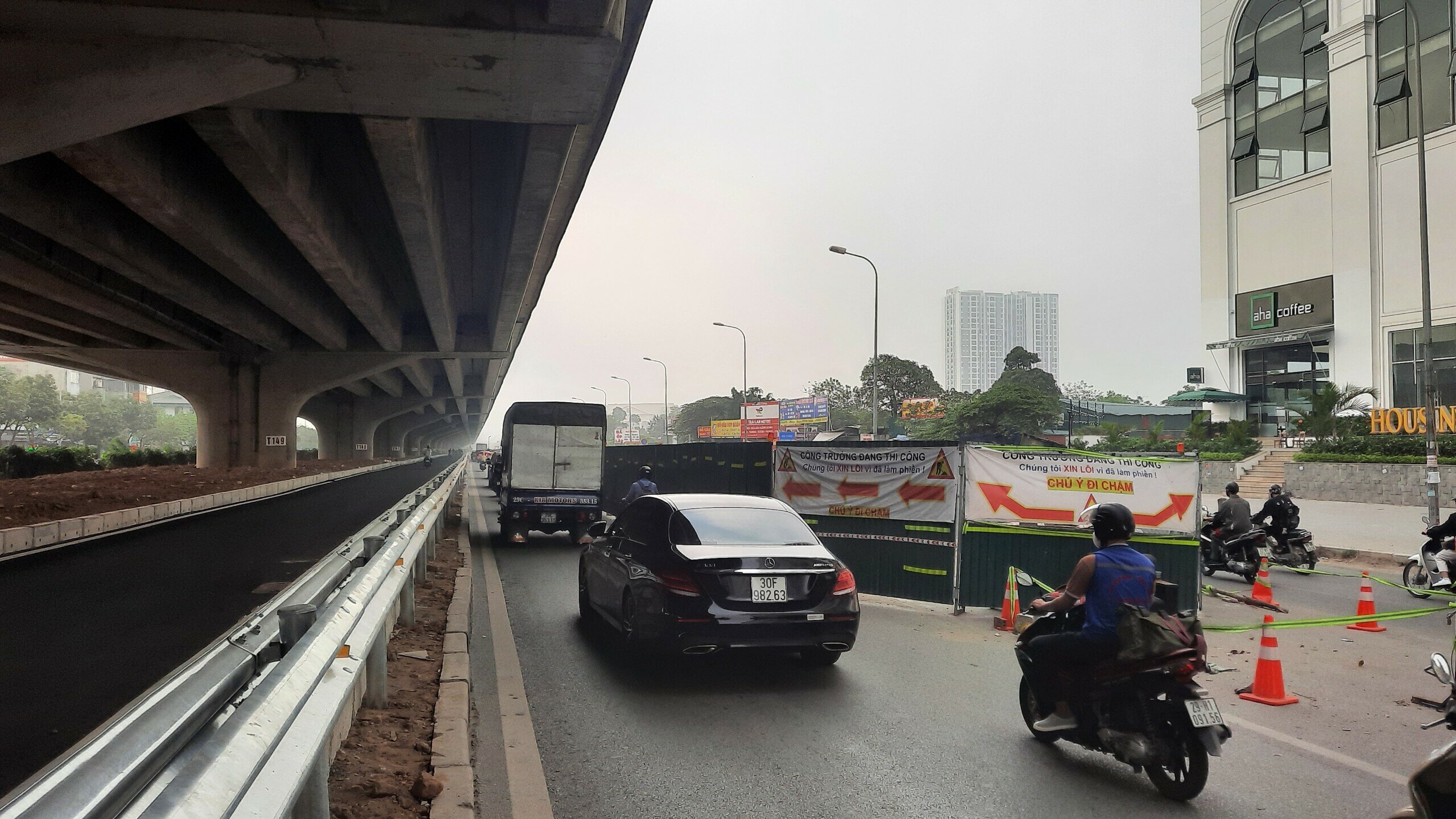 Tuy nhi&ecirc;n, theo phản &aacute;nh của người d&acirc;n, l&agrave;n đường n&agrave;y đ&atilde; l&agrave;m xong nửa th&aacute;ng rồi nhưng vẫn chưa được đưa v&agrave;o khai th&aacute;c để giảm &ugrave;n tắc cho đường Nguyễn Xiển.