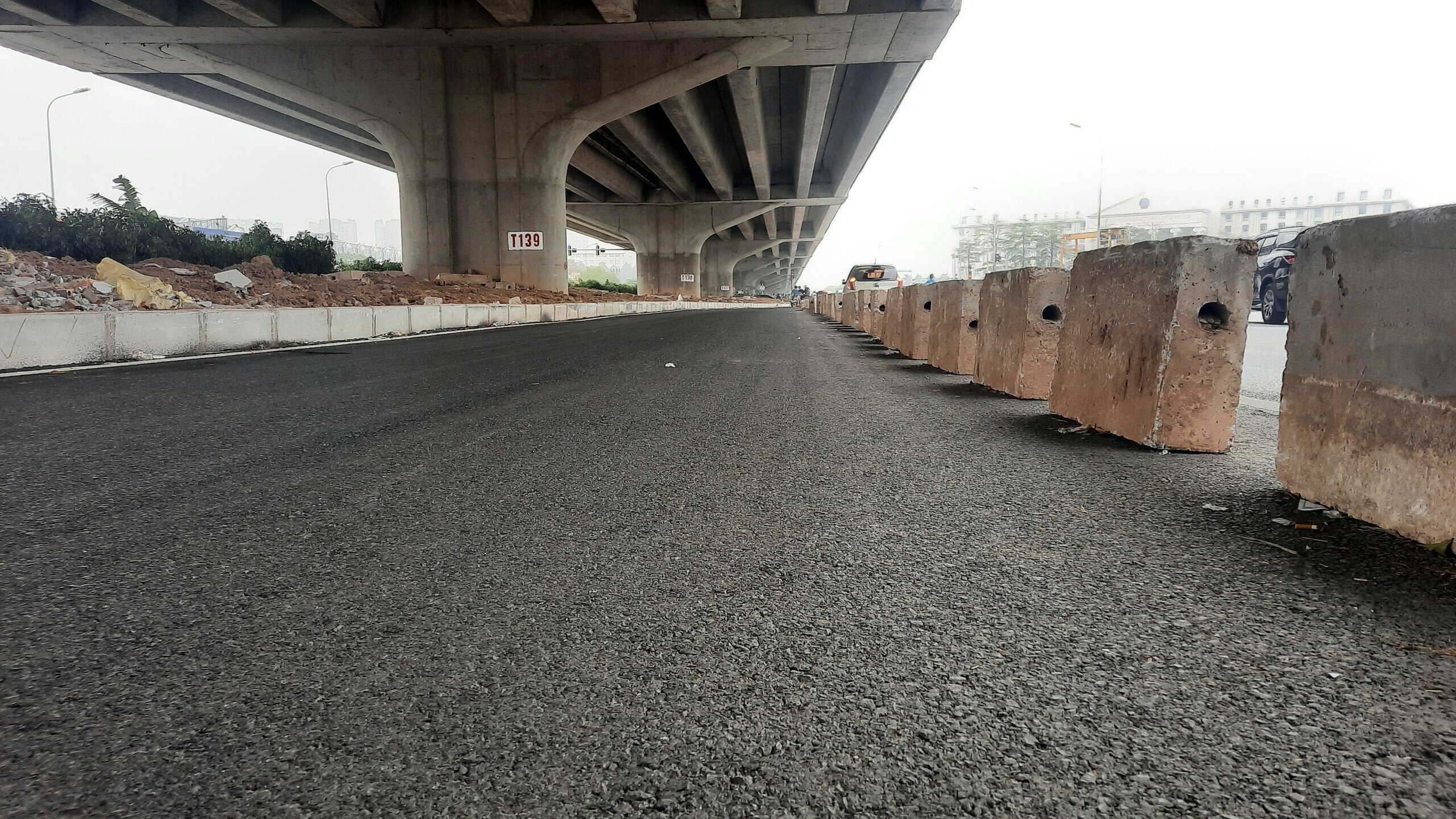 "Người d&acirc;n thấy c&oacute; th&ecirc;m l&agrave;n đường th&igrave; rất mừng, nhưng đường l&agrave;m xong nửa th&aacute;ng nay rồi, vẫn chỉ thấy đặt dải ph&acirc;n c&aacute;ch bịt k&iacute;n to&agrave;n bộ l&agrave;n n&agrave;y khiến c&aacute;c xe kh&ocirc;ng thể đi v&agrave;o", anh Nguyễn Văn Mạnh, tr&uacute; phường Đại Kim, quận Ho&agrave;ng Mai, H&agrave; Nội cho biết.