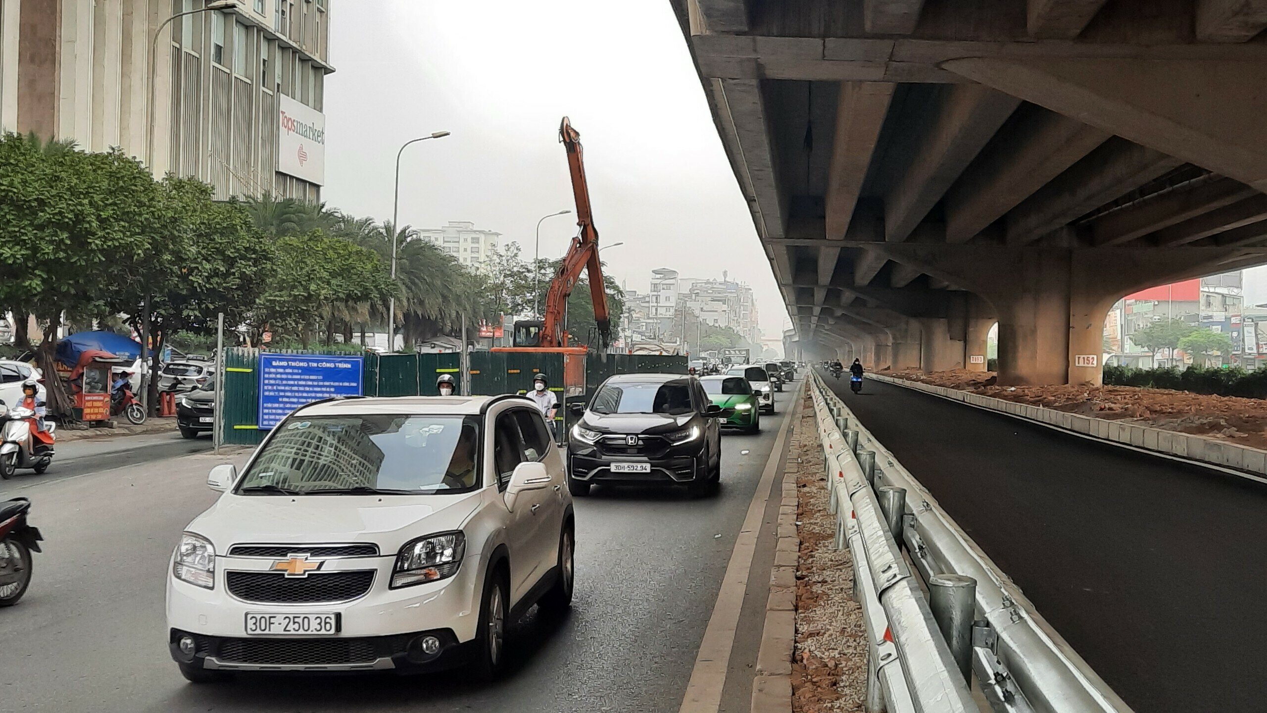 C&oacute; mặt tại đ&acirc;y v&agrave;o ng&agrave;y 21 - 22/3, PV B&aacute;o Giao th&ocirc;ng nhận thấy, l&agrave;n đường n&agrave;y đ&atilde; được đổ nhựa  asphalt, c&oacute; vạch kẻ đường, hộ lan ph&acirc;n l&agrave;n đ&atilde; được lắp đặt ho&agrave;n chỉnh.