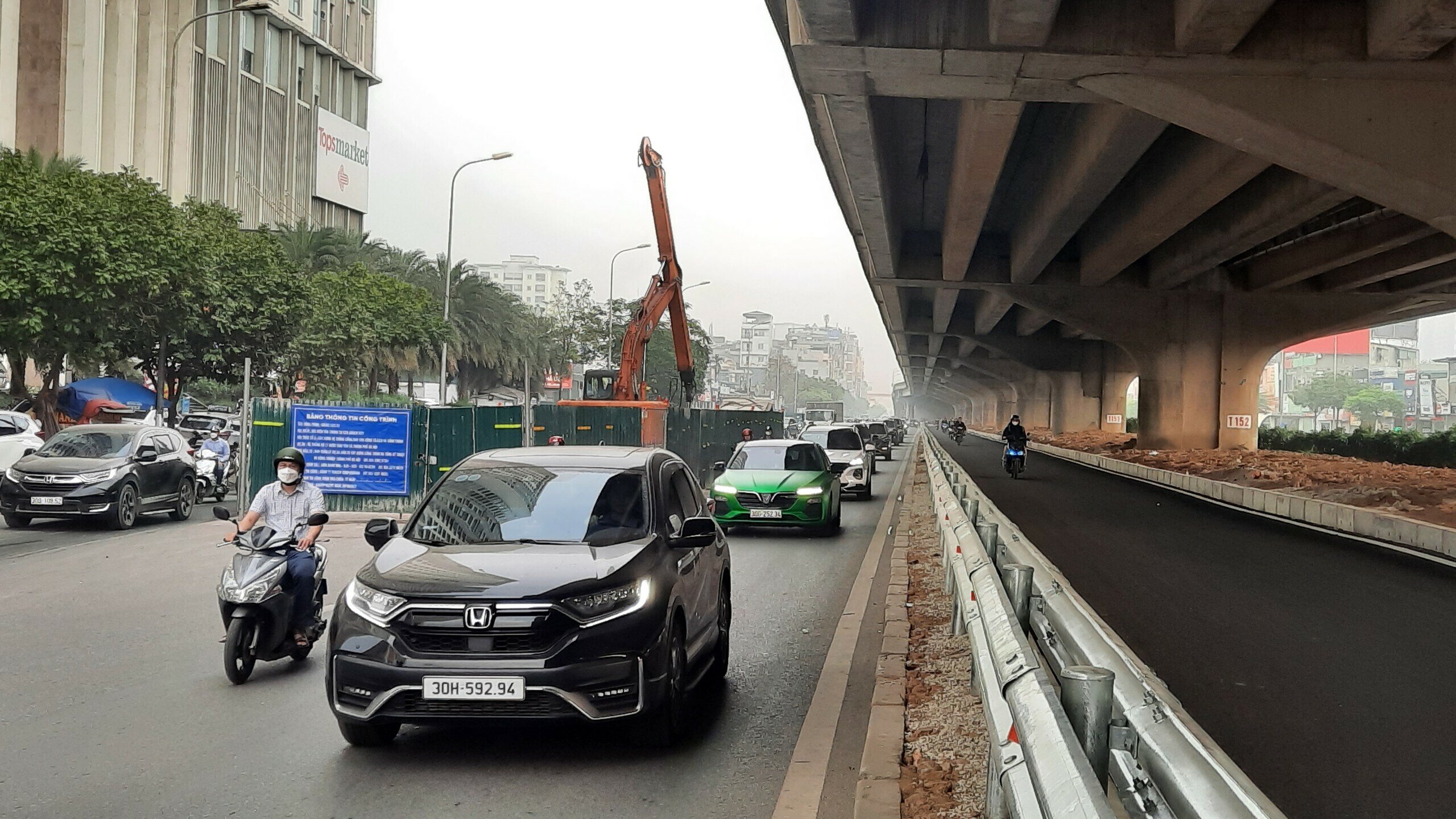 Ở b&ecirc;n ngo&agrave;i l&agrave;n đường mới mở n&agrave;y, mật độ phương tiện giao th&ocirc;ng cao, nhiều đoạn &ugrave;n tắc v&igrave; những "l&ocirc; cốt" nằm giữa đường Nguyễn Xiển.