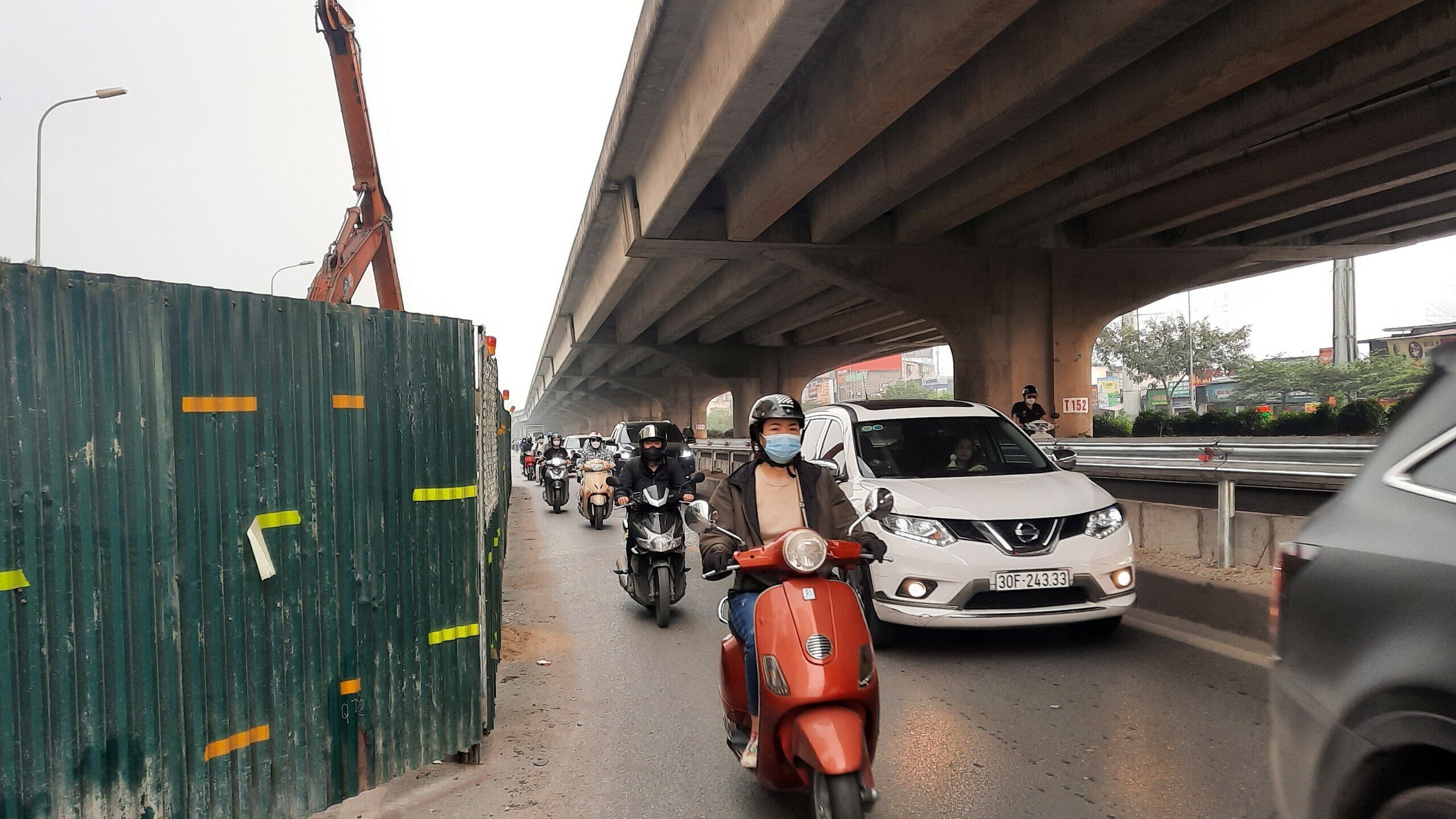 "Tuyến đường Nguyễn Xiển c&oacute; tiếng hay &ugrave;n tắc ở Thủ đ&ocirc;. Ch&uacute;ng t&ocirc;i rất mong muốn l&agrave;n đường mới mở th&ecirc;m n&agrave;y sớm đưa v&agrave;o khai th&aacute;c, giảm tải cho giao th&ocirc;ng những l&agrave;n sẵn c&oacute;", anh Đồng Anh T&uacute; (tr&uacute; quận Cầu Giấy, H&agrave; Nội) cho biết.