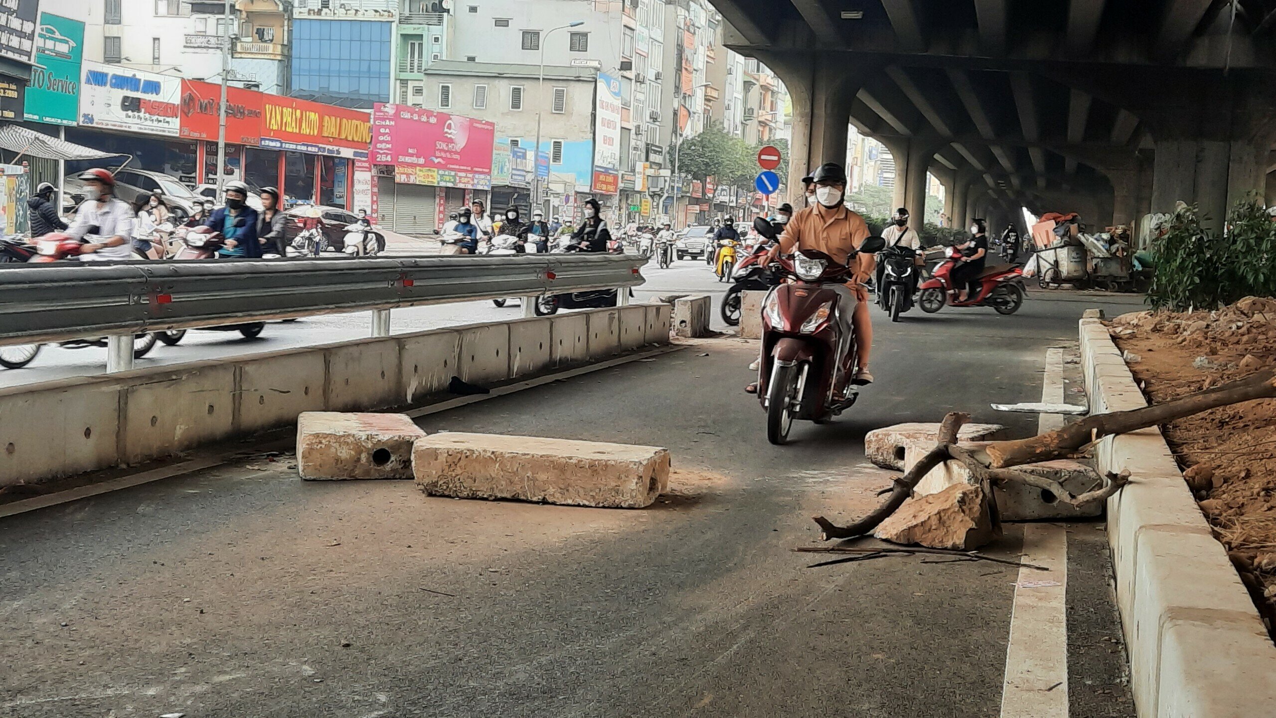 Những điểm v&agrave;o của l&agrave;n đường mới mở n&agrave;y đang bị chặn ngang bởi c&aacute;c trụ, ụ b&ecirc; t&ocirc;ng.