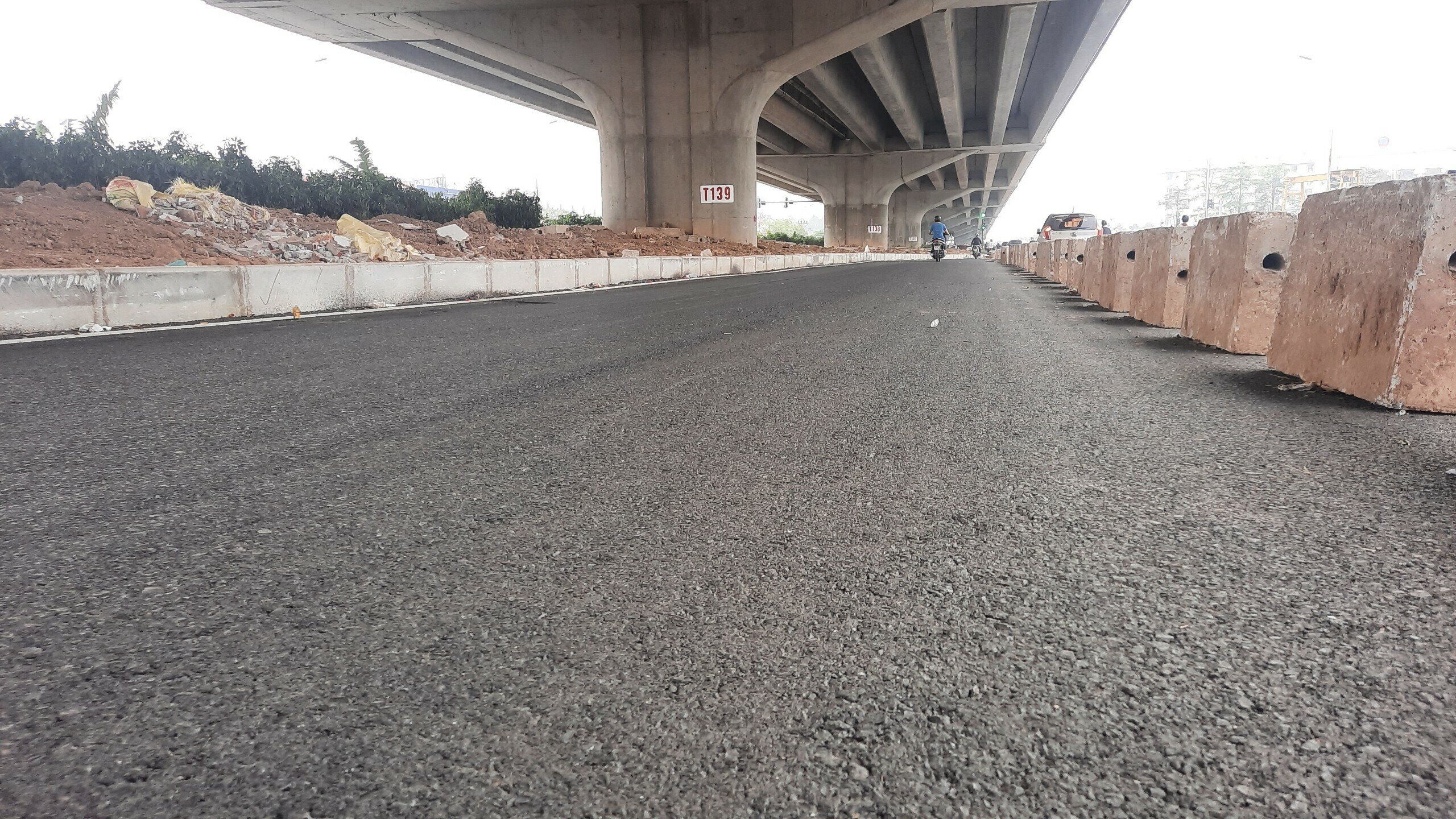 To&agrave;n bộ l&agrave;n đường mới tr&ecirc;n đường Nguyễn Xiển được h&igrave;nh th&agrave;nh từ việc x&eacute;n dải ph&acirc;n c&aacute;ch giữa.