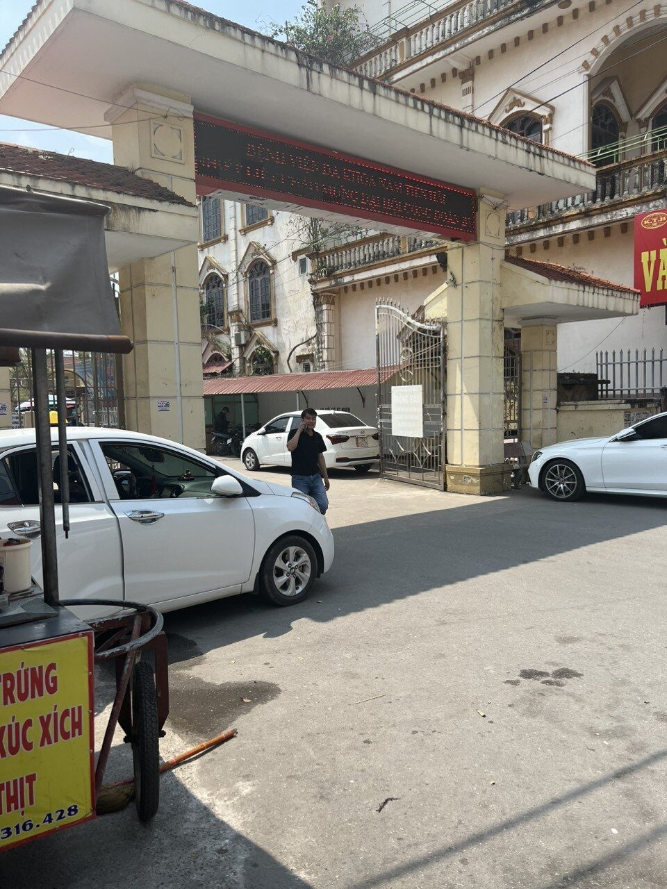 Chiếc xe tiện chuyến dừng đỗ s&aacute;t cổng Bệnh viện để trả kh&aacute;ch.