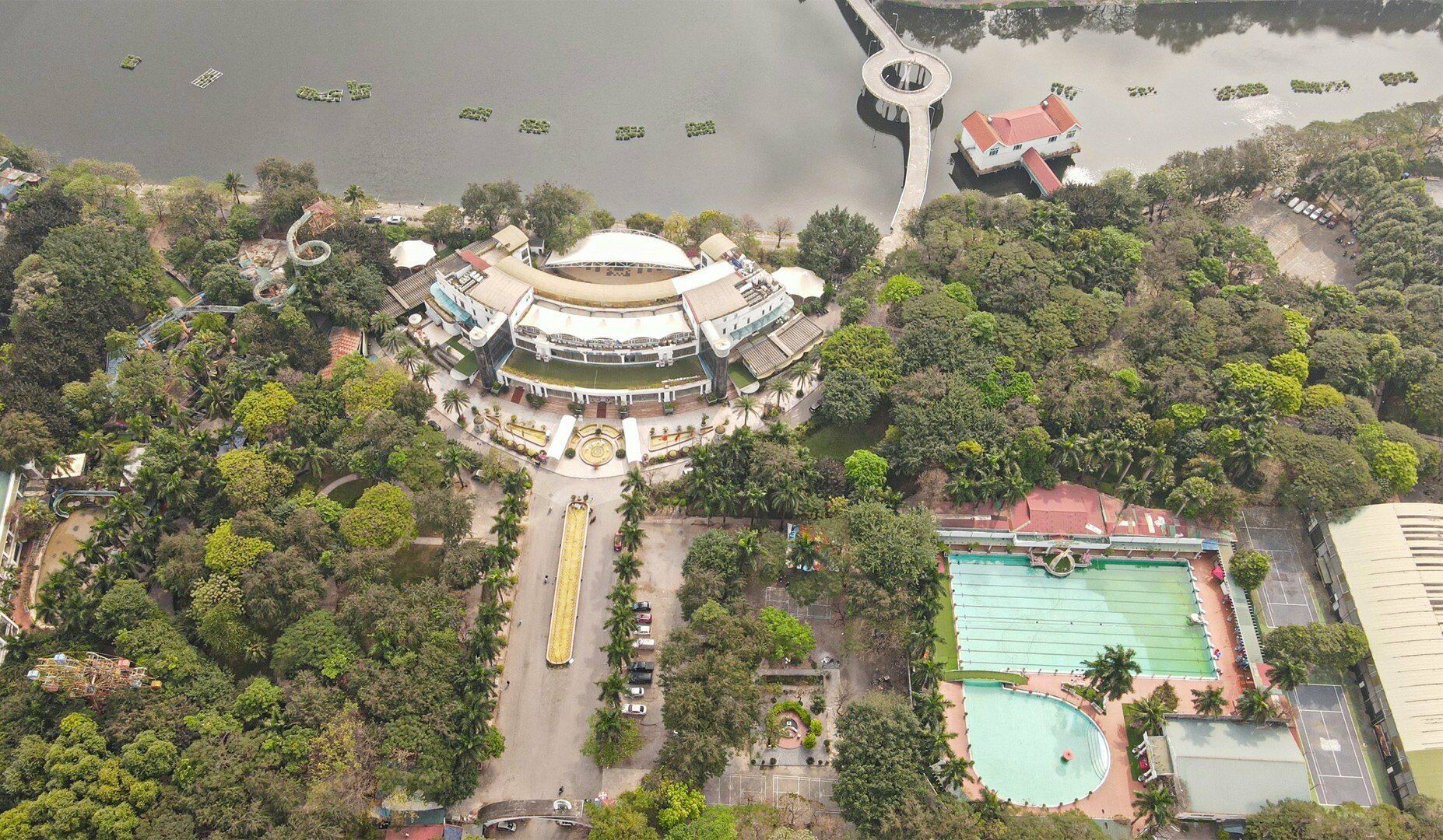 C&ocirc;ng vi&ecirc;n Tuổi Trẻ Thủ đ&ocirc; (phường Thanh Nh&agrave;n, quận Hai B&agrave; Trưng, H&agrave; Nội) được đầu tư x&acirc;y dựng với số tiền h&agrave;ng trăm tỷ đồng. Tuy nhi&ecirc;n, nhiều năm qua, khu vui chơi n&agrave;y lại rơi v&agrave;o cảnh hoang t&agrave;n, nhiều diện t&iacute;ch bị "xẻ thịt" th&agrave;nh những c&ocirc;ng tr&igrave;nh phục vụ mục đ&iacute;ch kinh doanh.