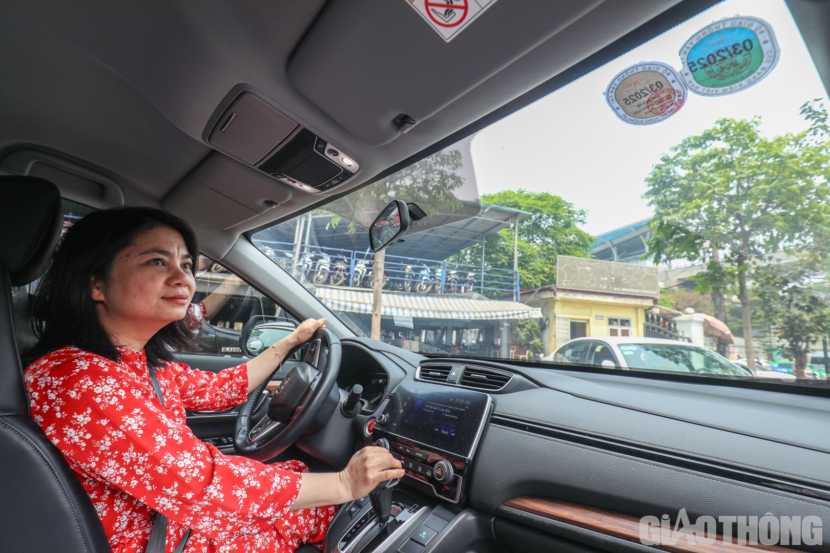 Cũng như anh Tuấn, chị Nguyễn Thị Tuyết (quận Cầu Giấy) đ&atilde; đưa &ocirc; t&ocirc; 7 chỗ của gia đ&igrave;nh đi đăng kiểm tại Trung t&acirc;m đăng kiểm 2903V. Chỉ sau 50 ph&uacute;t đến, mọi c&ocirc;ng đoạn kiểm tra xe đ&atilde; ho&agrave;n tất, kh&ocirc;ng những vậy, chu kỳ kiểm định xe của chị c&ograve;n được k&eacute;o d&agrave;i từ 18 th&aacute;ng l&ecirc;n 24 th&aacute;ng. &ldquo;Một tuần trước t&ocirc;i đi đăng k&yacute; lịch đăng kiểm v&agrave; nhận phiếu hẹn kiểm định trong h&ocirc;m nay, vừa đ&uacute;ng thời điểm được k&eacute;o d&agrave;i chu kỳ kiểm định, phấn khởi lắm. Đăng kiểm vi&ecirc;n rất nhiệt t&igrave;nh, kiểm định xe diễn ra nhanh ch&oacute;ng, thuận lợi&rdquo;, chị Tuyết chia sẻ th&ecirc;m.