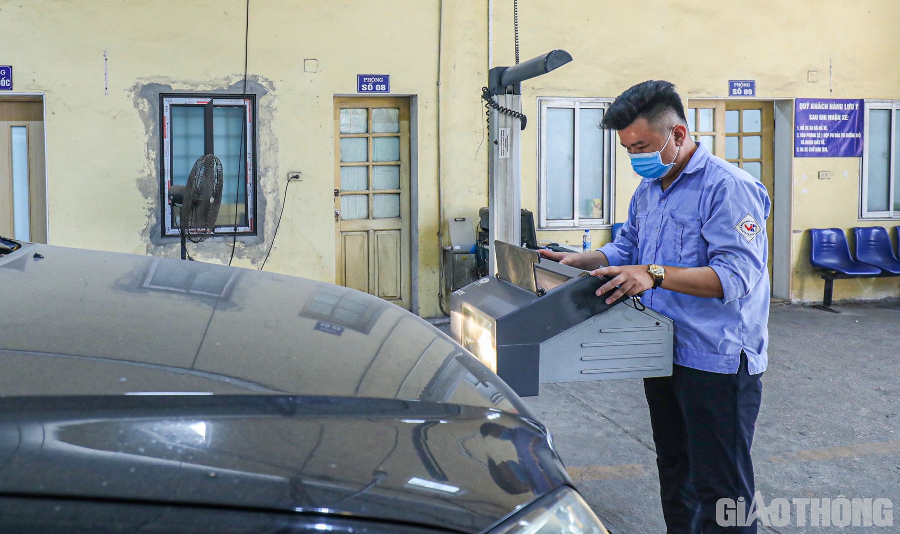 Trong đ&oacute;, xe c&aacute; nh&acirc;n dưới 9 chỗ, sản xuất đến 7 năm, chu kỳ kiểm định định kỳ l&agrave; 24 th&aacute;ng (tăng 6 th&aacute;ng). Sản xuất tr&ecirc;n 7 năm đến 20 năm, chu kỳ kiểm định 12 th&aacute;ng. Trước đ&acirc;y, chu kỳ 12 th&aacute;ng chỉ d&agrave;nh cho c&aacute;c xe c&oacute; thời gian sản xuất tr&ecirc;n 7 năm đến 12 năm.