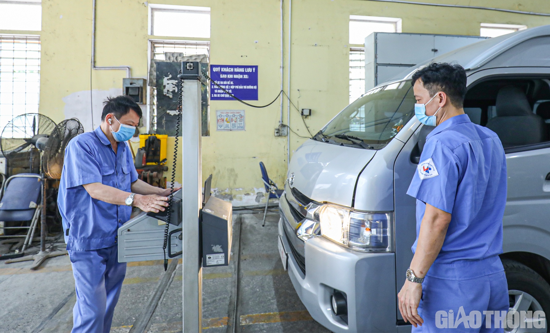 Đối với c&aacute;c xe chở người tr&ecirc;n 9 chỗ, thời gian miễn kiểm định l&agrave; 24 th&aacute;ng (tăng 6 th&aacute;ng); sản xuất đến 5 năm, chu kỳ kiểm định định kỳ l&agrave; 12 th&aacute;ng (trước đ&acirc;y l&agrave; 6 th&aacute;ng), sản xuất tr&ecirc;n 5 năm, chu kỳ kiểm định định kỳ l&agrave; 6 th&aacute;ng.