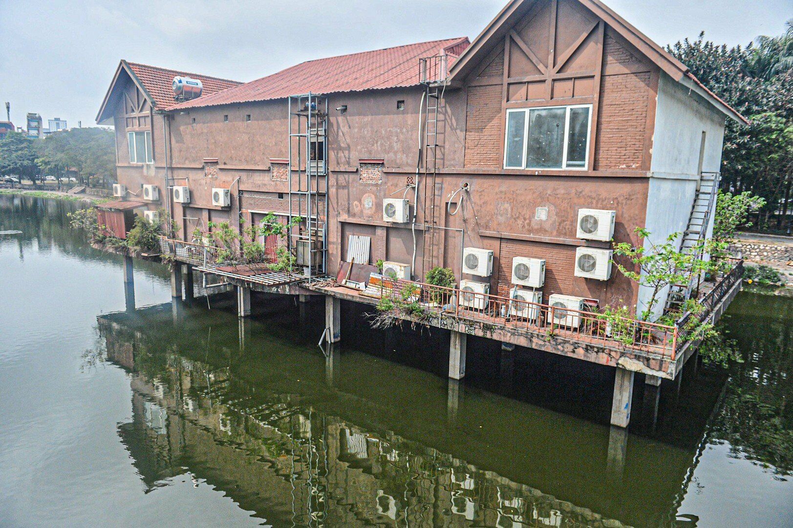 Theo Sở X&acirc;y dựng TP H&agrave; Nội, hiện tại c&ocirc;ng vi&ecirc;n c&oacute; 14 hạng mục c&ocirc;ng tr&igrave;nh sai quy hoạch, sai giấy ph&eacute;p x&acirc;y dựng như nh&agrave; h&agrave;ng Queen Bee; khu nh&agrave; văn ph&ograve;ng; 2 s&acirc;n tennis ngo&agrave;i trời... Tất cả hạng mục vi phạm đều ph&aacute;t sinh trước năm 2013.