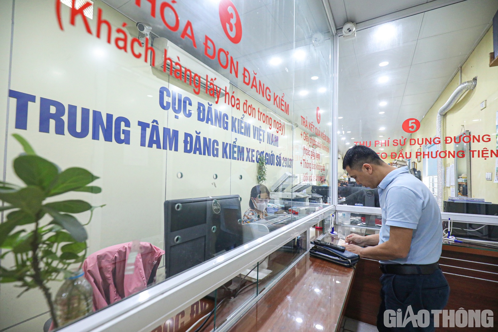 Cục Đăng kiểm VN cho biết, điều kiện để &ocirc; t&ocirc; mới được &aacute;p dụng miễn đăng kiểm lần đầu l&agrave; c&oacute; năm sản xuất đến năm nộp hồ sơ đề nghị cấp Giấy chứng nhận kiểm định dưới 2 năm (năm sản xuất cộng 1 năm). Với &ocirc; t&ocirc; chở người đến 9 chỗ kh&ocirc;ng kinh doanh vận tải (&ocirc; t&ocirc; c&aacute; nh&acirc;n) thời gian miễn kiểm định đến 36 th&aacute;ng, tăng 6 th&aacute;ng so với trước đ&acirc;y.