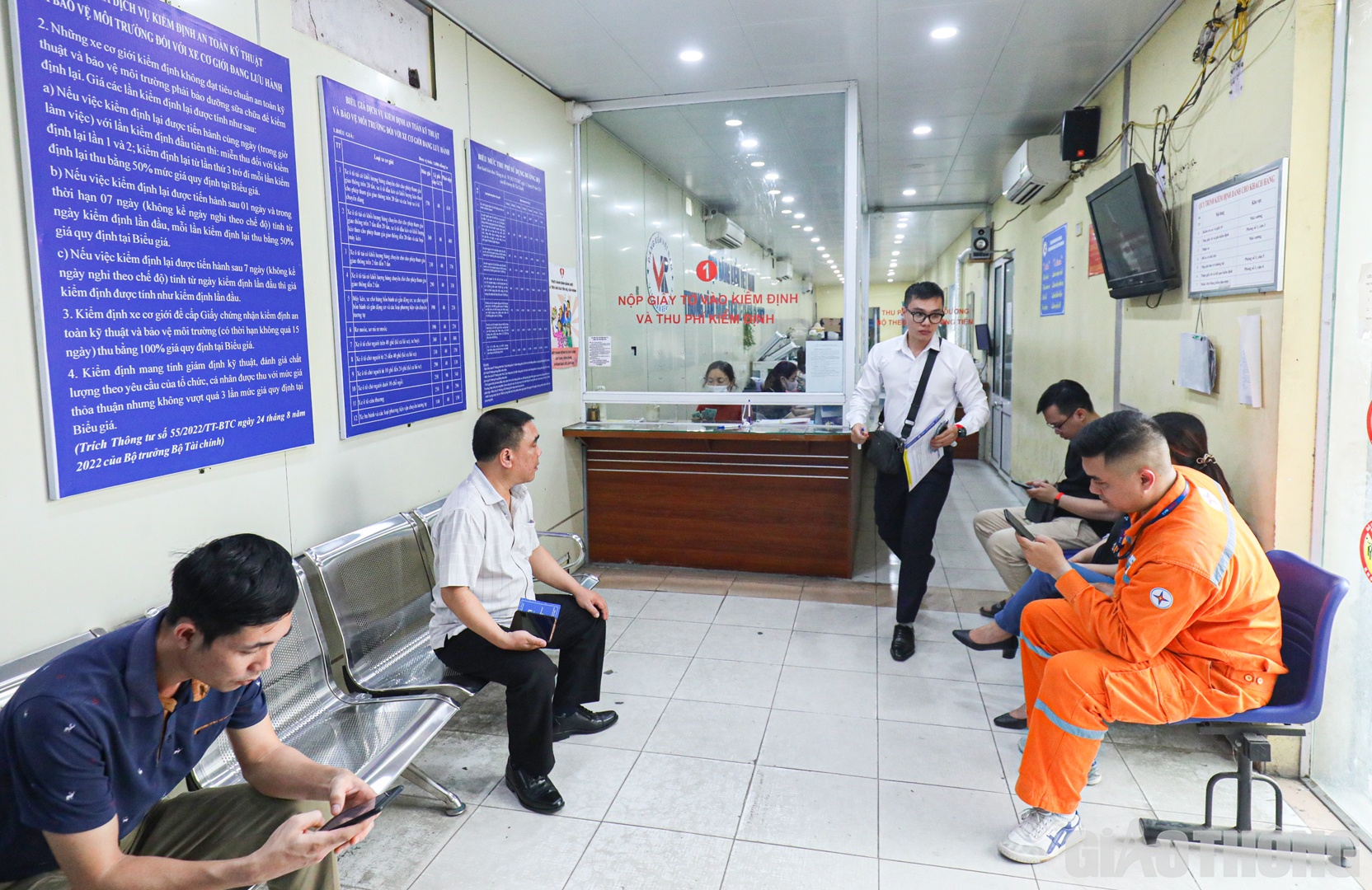 Tại Trung t&acirc;m đăng kiểm 2903V (quận Đống Đa, H&agrave; Nội) l&uacute;c 10h s&aacute;ng nay, c&oacute; 3 chiếc &ocirc; t&ocirc; được miễn đăng kiểm lần đầu, chủ xe phấn khởi khi chỉ cần đưa phiếu hẹn lịch đặt từ trước c&ugrave;ng c&aacute;c giấy tờ: Đăng k&yacute; xe, bản c&agrave; số khung, số m&aacute;y của phương tiện để nh&acirc;n vi&ecirc;n l&agrave;m hồ sơ phương tiện, sau đ&oacute; nhận giấy chứng nhận v&agrave; tem kiểm định ra về.