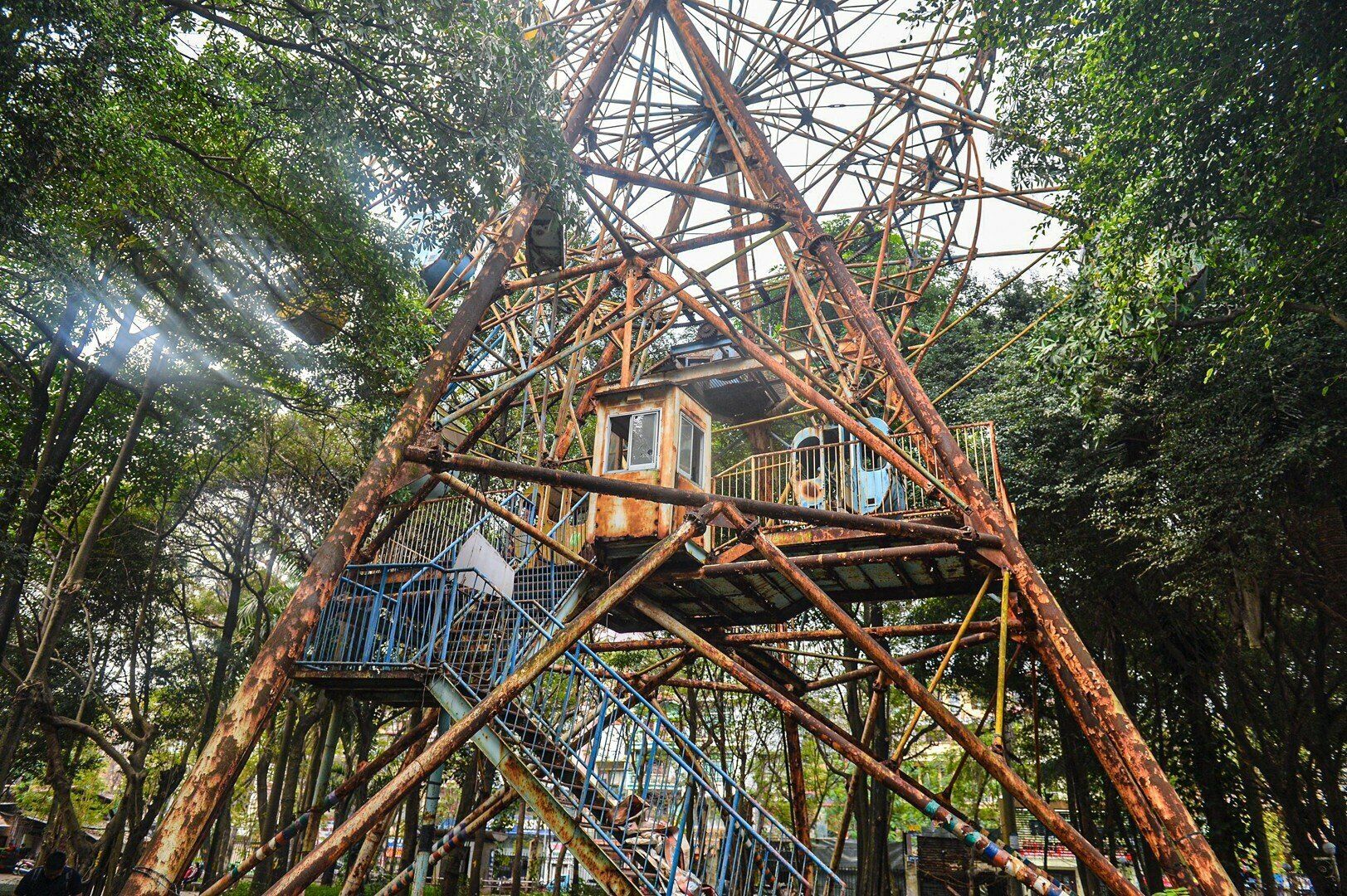 C&aacute;c trụ ch&iacute;nh của v&ograve;ng đu quay bong tr&oacute;c, chuyển sang m&agrave;u đen, nhiều thanh nối đ&atilde; g&atilde;y. V&ograve;ng đu quay khổng lồ n&agrave;y c&oacute; thể đổ sập bất cứ l&uacute;c n&agrave;o, g&acirc;y nguy hiểm đến t&iacute;nh mạng người d&acirc;n.