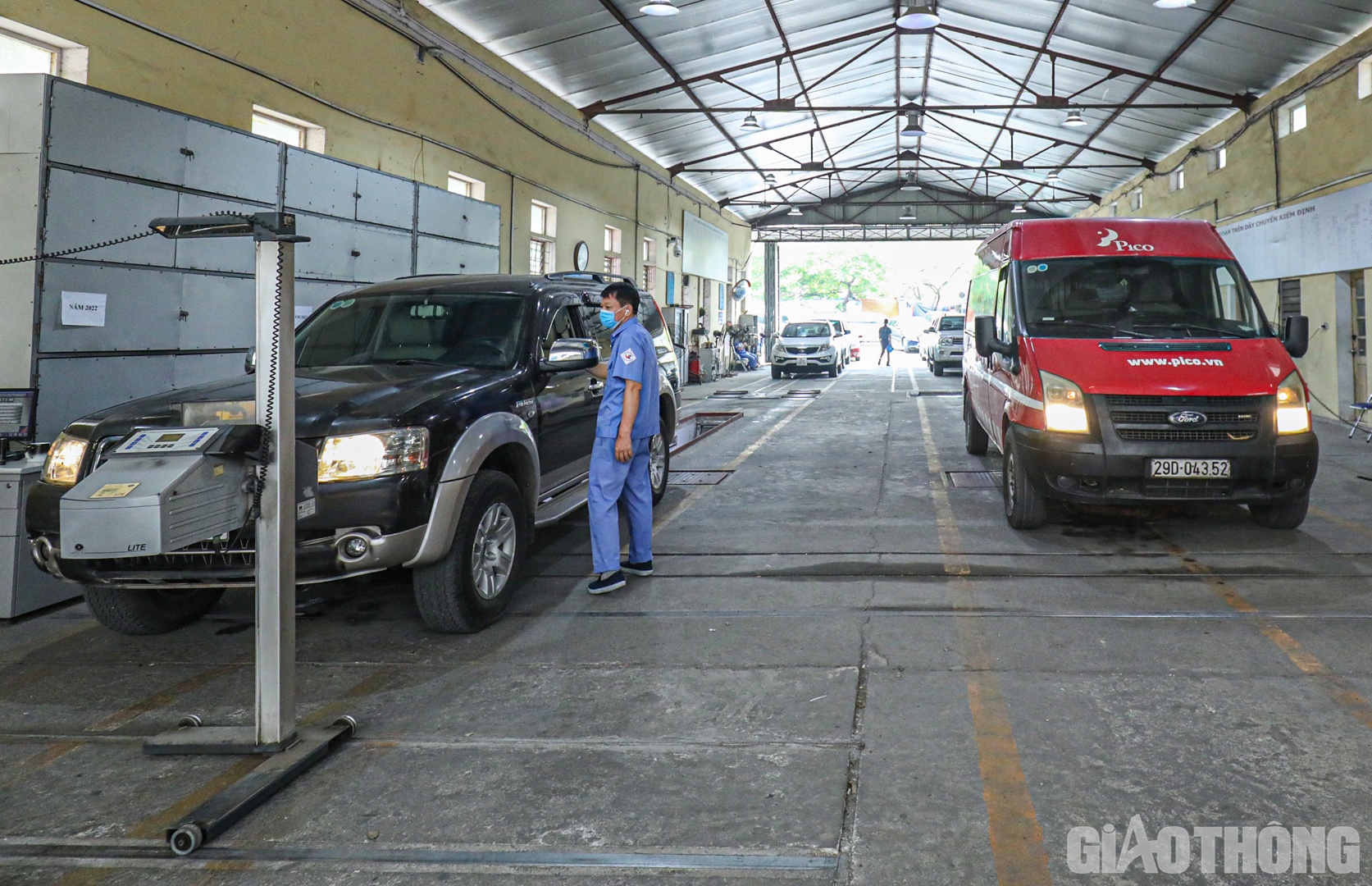 Ghi nhận của PV B&aacute;o Giao th&ocirc;ng s&aacute;ng 23/3, ng&agrave;y thứ hai những quy định mới trong Th&ocirc;ng tư 02 được &aacute;p dụng trong hoạt động kiểm định xe cơ giới tại c&aacute;c trung t&acirc;m đăng kiểm, mọi c&ocirc;ng đoạn đều diễn ra nhanh ch&oacute;ng, thuận lợi do phần mềm đ&atilde; được cập nhật sẵn s&agrave;ng trong s&aacute;ng ng&agrave;y đầu &aacute;p dụng (h&ocirc;m qua).