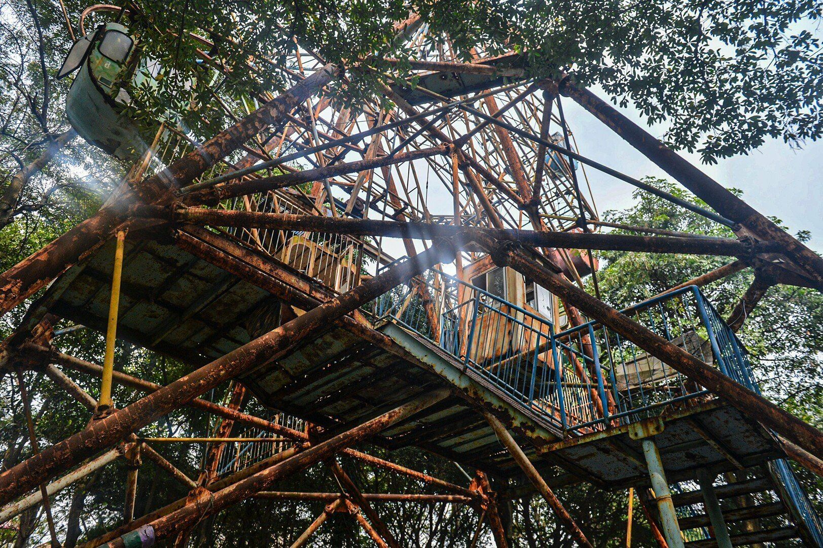 "Nhiều năm sinh sống ở đ&acirc;y rồi nhưng t&ocirc;i thấy c&ocirc;ng vi&ecirc;n Tuổi trẻ Thủ đ&ocirc; nhếch nh&aacute;c, xe cộ t&ugrave;y tiện đi lại trong c&ocirc;ng vi&ecirc;n, nhiều c&ocirc;ng tr&igrave;nh xuống cấp... Cảm gi&aacute;c cho con em v&agrave;o chơi trong c&ocirc;ng vi&ecirc;n n&agrave;y kh&ocirc;ng an to&agrave;n n&ecirc;n gia đ&igrave;nh t&ocirc;i rất hiếm khi v&agrave;o", anh Nam cho hay.