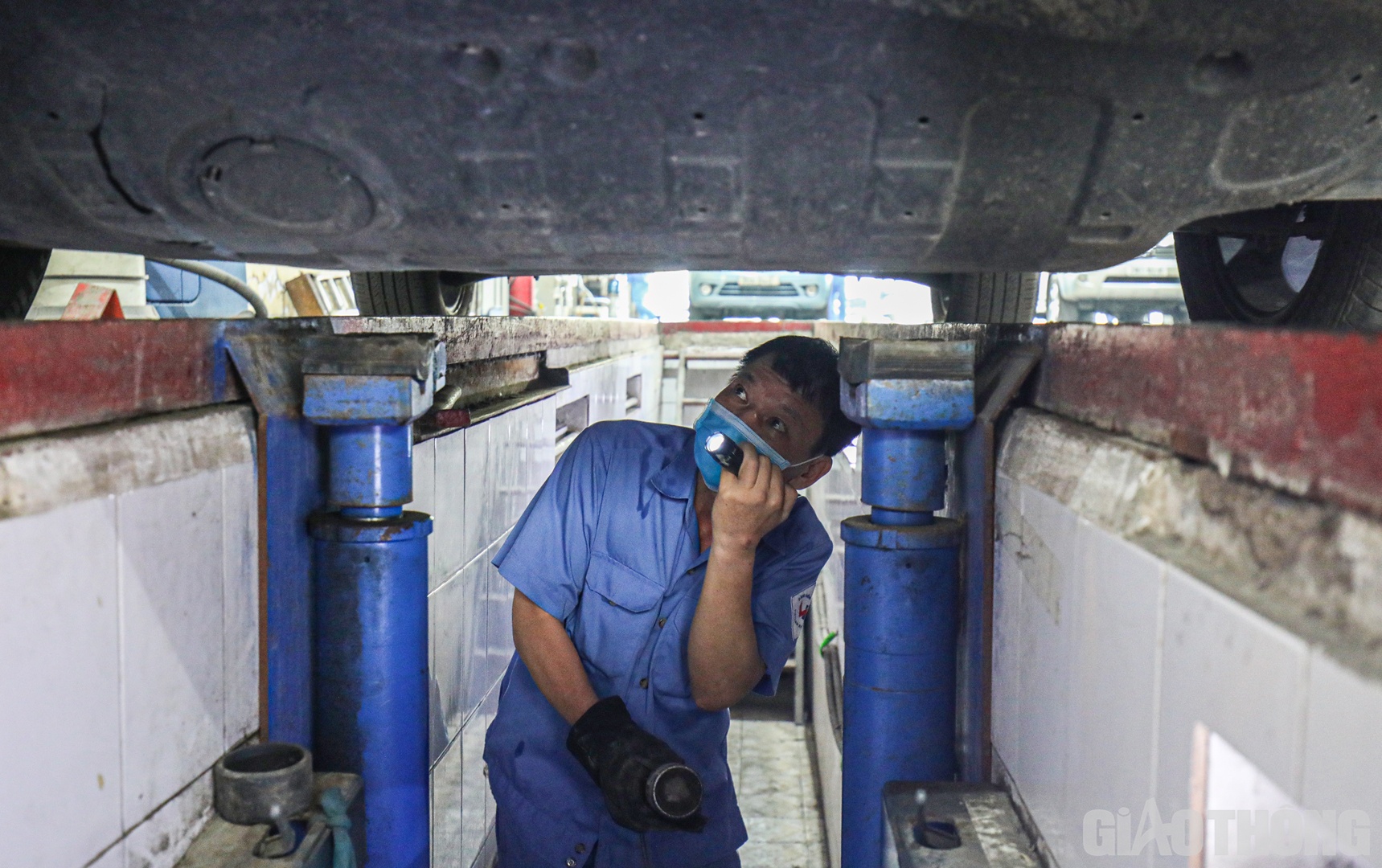 Ngo&agrave;i ra, Th&ocirc;ng tư mới cũng quy định chu kỳ kiểm định định kỳ đối với &ocirc; t&ocirc; tải c&aacute;c loại, &ocirc; t&ocirc; đầu k&eacute;o đ&atilde; sản xuất từ 20 năm trở l&ecirc;n (kể cả &ocirc; t&ocirc; tải, &ocirc; t&ocirc; đầu k&eacute;o đ&atilde; cải tạo th&agrave;nh &ocirc; t&ocirc; chuy&ecirc;n d&ugrave;ng), &ocirc; t&ocirc; tải được cải tạo chuyển đổi c&ocirc;ng năng từ &ocirc; t&ocirc; chở người sản xuất từ 15 năm trở l&ecirc;n được &aacute;p dụng chu kỳ kiểm định định kỳ 6 th&aacute;ng (tăng 3 th&aacute;ng so với trước đ&acirc;y).