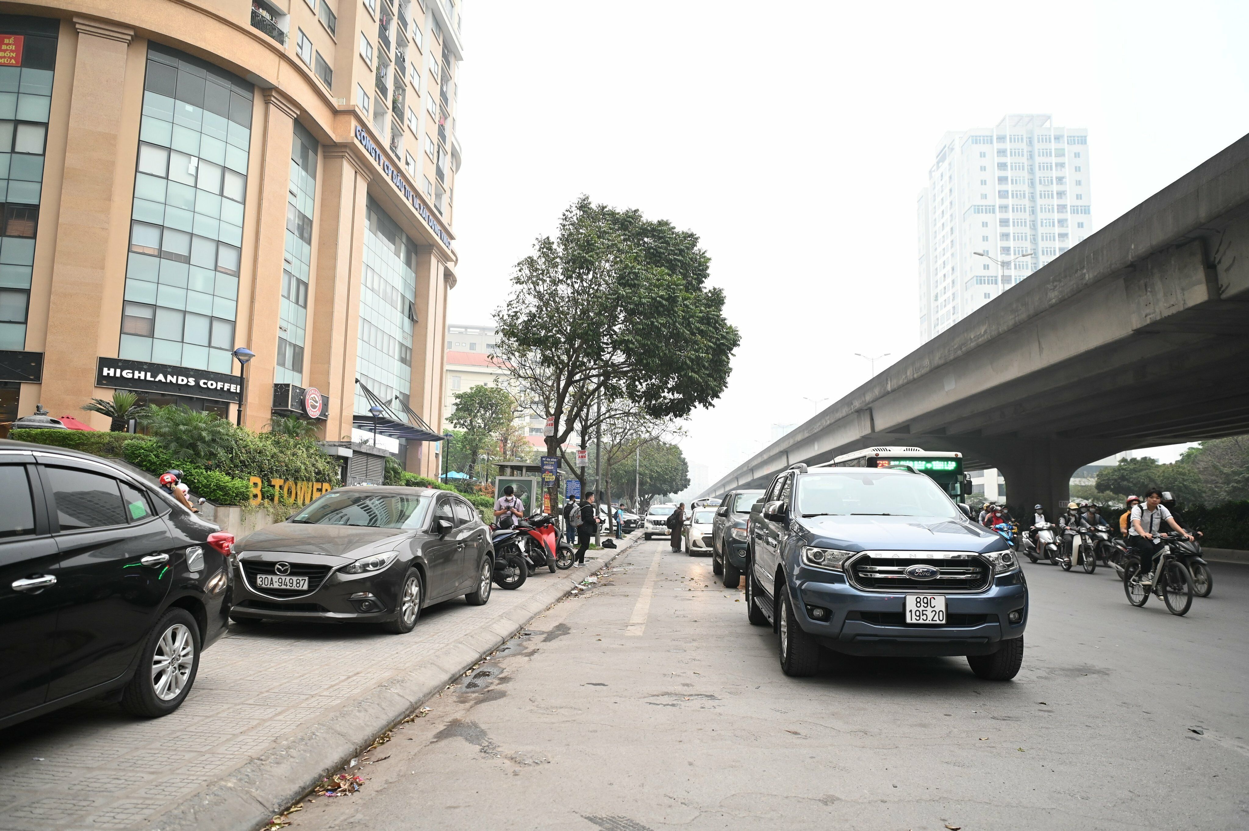 Nhưng kh&ocirc;ng &iacute;t xe &ocirc; t&ocirc; vẫn nằm im dưới l&ograve;ng đường, d&ugrave; cảnh s&aacute;t đ&atilde; th&ocirc;ng b&aacute;o, gọi loa nhưng nhiều chủ xe cả tiếng đồng hồ sau vẫn chưa xuất hiện.