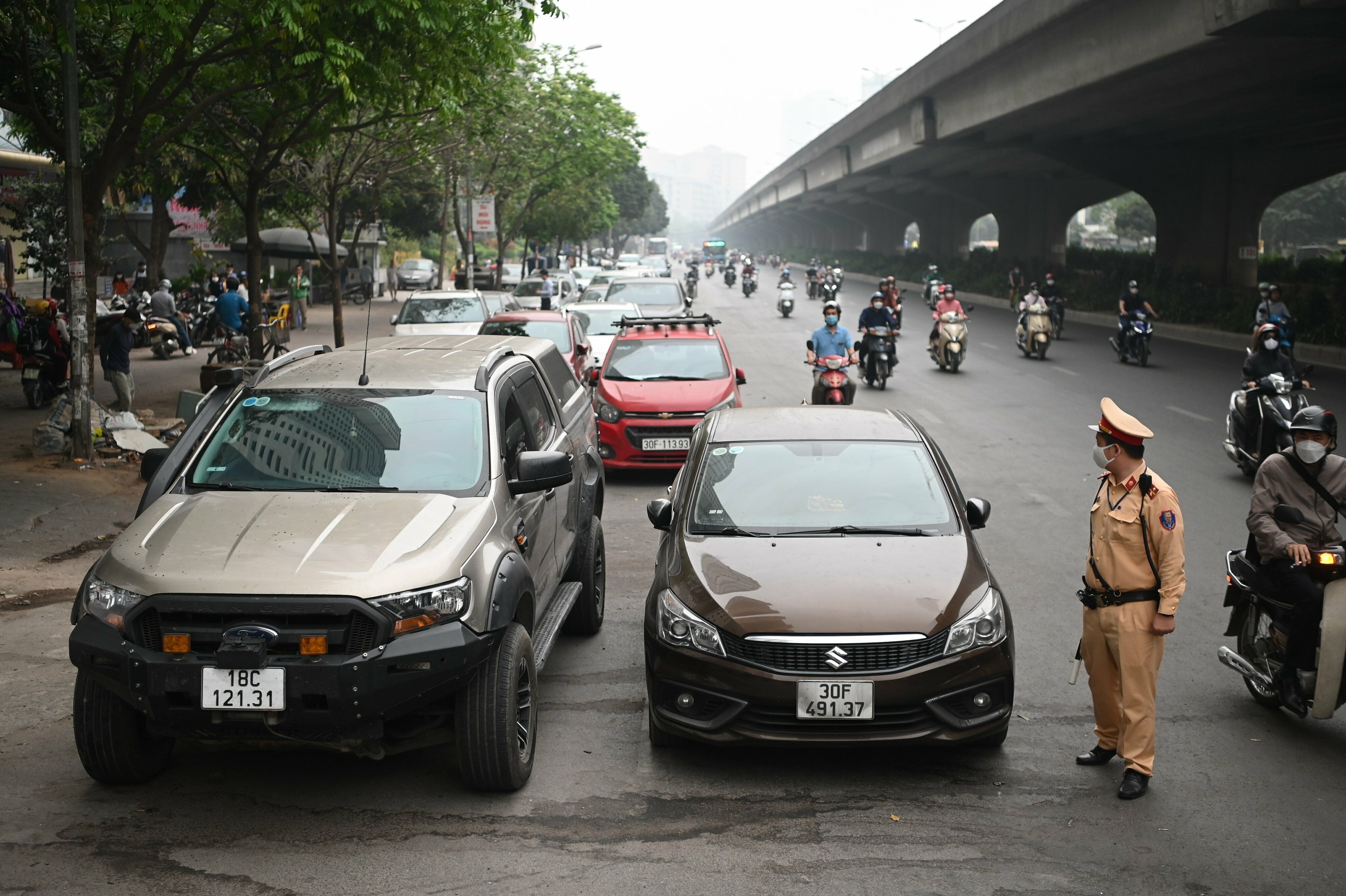 L&agrave; người bị xử phạt, anh Tiến Hưng (33 tuổi, cư d&acirc;n tại Khu đ&ocirc; thị Kim Văn - Kim Lũ) cho biết, bản th&acirc;n &yacute; thức được việc đỗ xe dưới l&ograve;ng đường l&agrave; vi phạm luật giao th&ocirc;ng. Tuy nhi&ecirc;n, do t&ograve;a chung cư anh ở kh&ocirc;ng c&oacute; hầm gửi xe n&ecirc;n buộc phải để xe dưới l&ograve;ng đường, cạnh nơi ở để đi lại cho tiện.