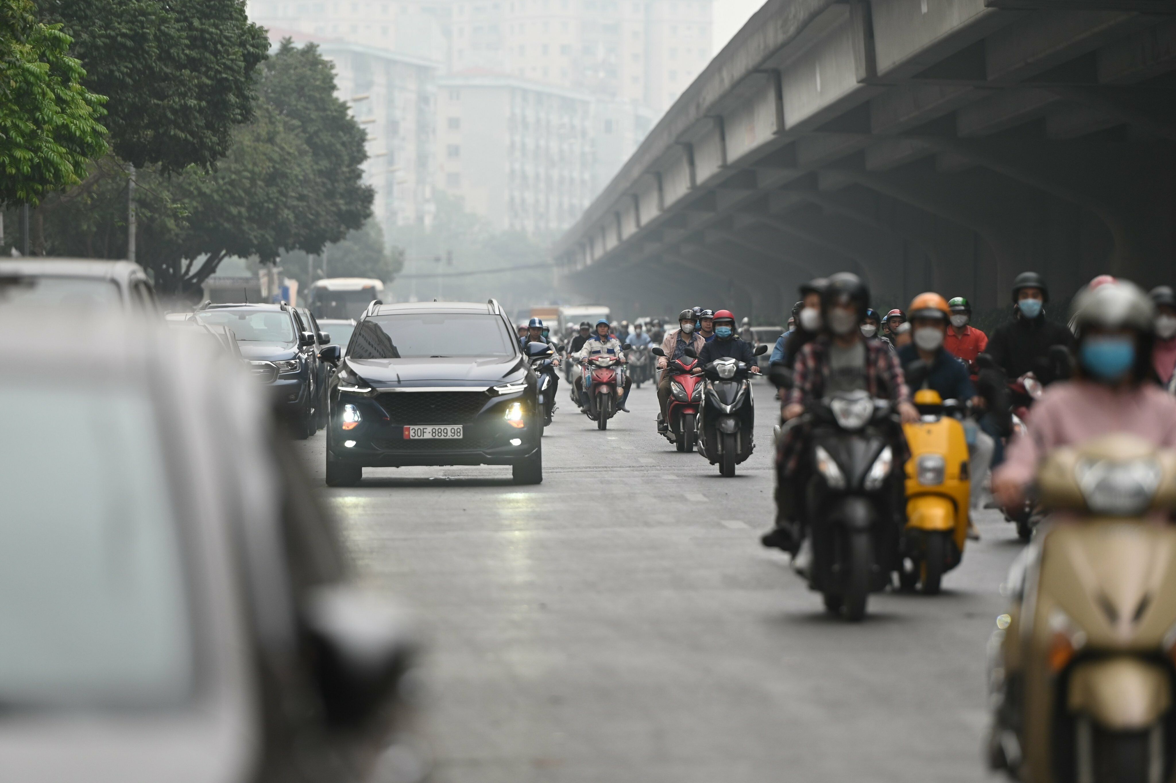 "Xung quanh đ&acirc;y b&aacute;n k&iacute;nh khoảng 2km kh&ocirc;ng c&ograve;n b&atilde;i xe n&agrave;o trống, t&ocirc;i v&agrave; nhiều cư d&acirc;n buộc phải đỗ xe dưới l&ograve;ng đường. H&ocirc;m nay bị xử phạt thế n&agrave;y, ch&uacute;ng t&ocirc;i chấp nhận nộp phạt nhưng bản th&acirc;n t&ocirc;i cũng mong muốn ch&iacute;nh quyền, chủ đầu tư sẽ c&oacute; những biện ph&aacute;p để cư d&acirc;n tại Khu đ&ocirc; thị Kim Văn - Kim Lũ đỡ khổ", anh Tiến Hưng n&oacute;i.