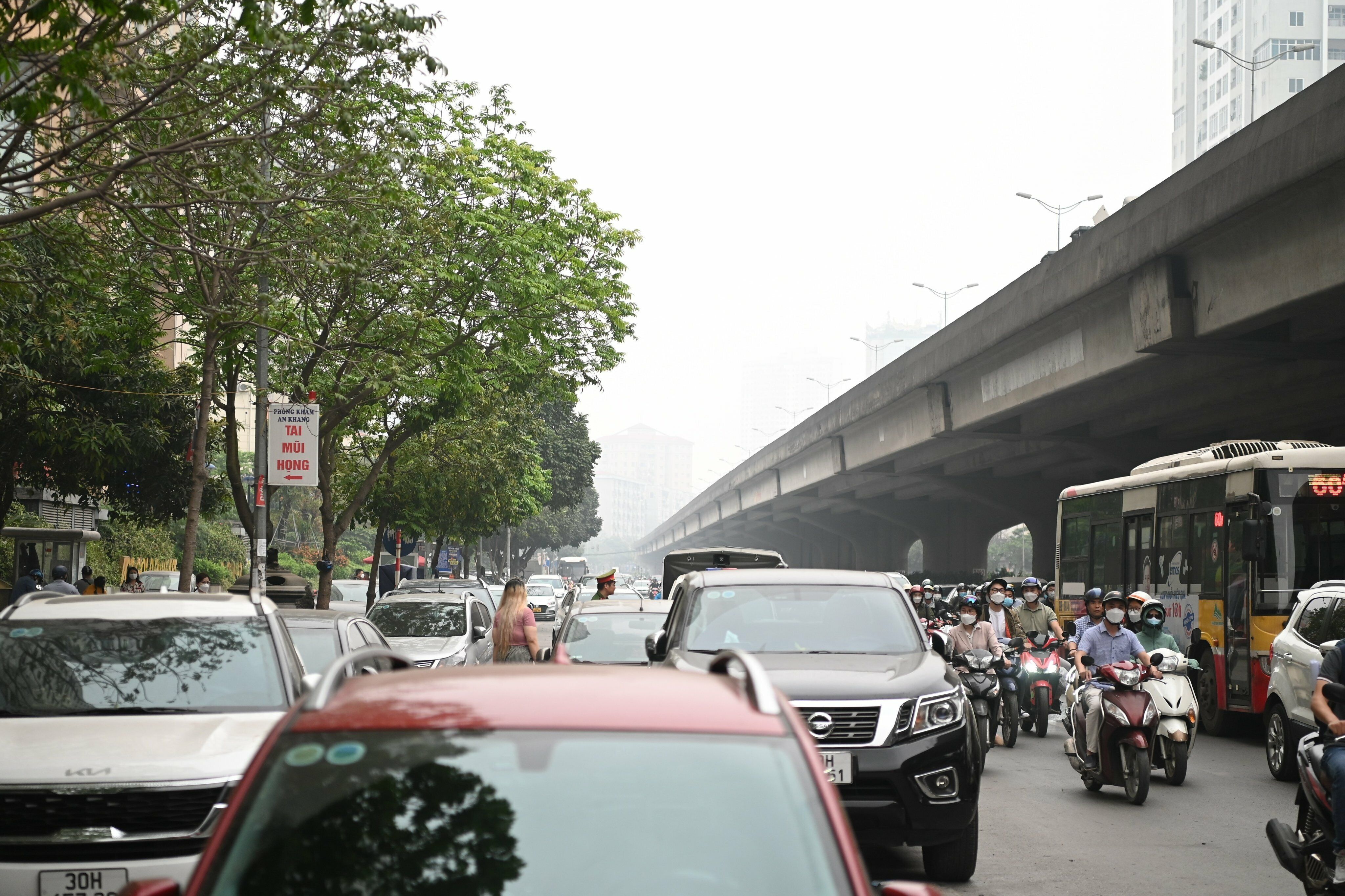Kh&ocirc;ng chỉ anh Hưng, một số t&agrave;i xế c&ograve;n bị CSGT, thanh tra giao th&ocirc;ng xử phạt nhiều lần trong khoảng thời gian ngắn nhưng họ vẫn để xe dưới l&ograve;ng đường v&igrave; "kh&ocirc;ng biết l&agrave;m thế n&agrave;o".