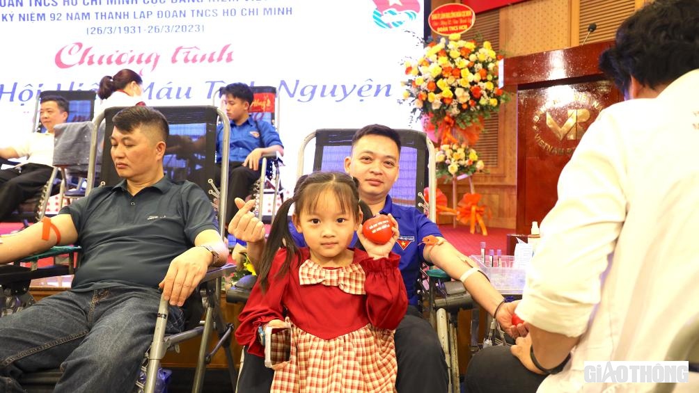 Rất nhiều c&aacute;n bộ, vi&ecirc;n chức, người lao động Cục Đăng kiểm VN đ&atilde; tham gia hiến m&aacute;u, trong đ&oacute; c&oacute; cả những đăng kiểm vi&ecirc;n tranh thủ ng&agrave;y nghỉ duy nhất trong tuần, vượt h&agrave;ng chục km để đưa cả gia đ&igrave;nh c&ugrave;ng con nhỏ tham gia hiến những giọt m&aacute;u đ&agrave;o để hỗ trợ c&aacute;c bệnh nh&acirc;n.