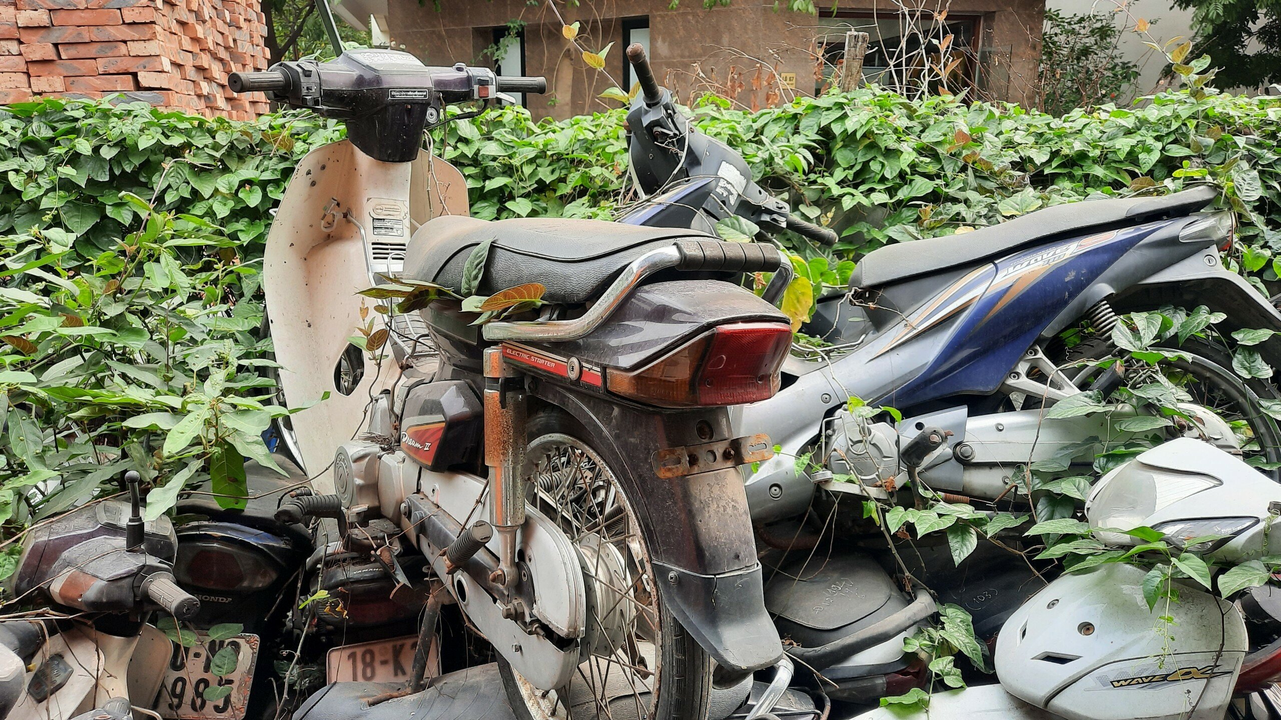 "Những chiếc xe SH, hay Dream những năm 2007-2008 c&oacute; khi bằng cả một mảnh đất, nhưng cũng bị chủ nh&acirc;n bỏ, kh&ocirc;ng đến nhận. Thủ tục thanh l&yacute; những chiếc xe n&agrave;y kh&ocirc;ng hề đơn giản, phải trải qua nhiều c&ocirc;ng đoạn, c&oacute; những chiếc xe nằm đ&acirc;y hơn chục năm nhưng vẫn chưa thể thanh l&yacute; được", &ocirc;ng Thốn cho hay.