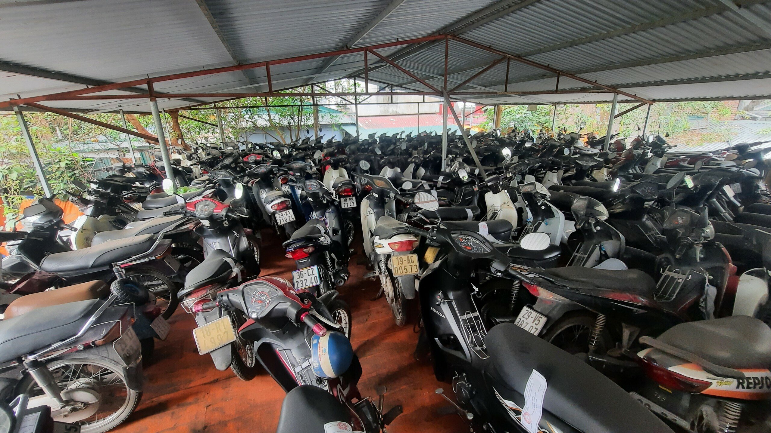 Gi&aacute;m đốc C&ocirc;ng ty H&agrave; Cầu - Thăng Long cho biết, phải mất hơn 3 năm với rất nhiều thủ tục th&igrave; cơ quan chức năng mới thanh l&yacute; được gần 800 chiếc xe m&aacute;y để giải ph&oacute;ng bớt cho b&atilde;i xe của &ocirc;ng.