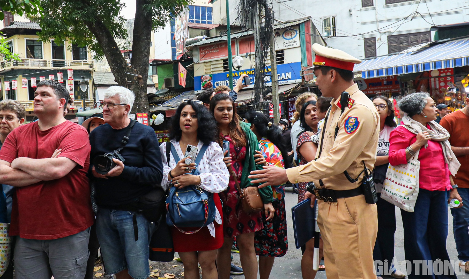 C&aacute;n bộ Đội CSGT đường sắt nhắc nhở du kh&aacute;ch nước ngo&agrave;i chấp h&agrave;nh quy định về an to&agrave;n h&agrave;nh lang đường sắt.