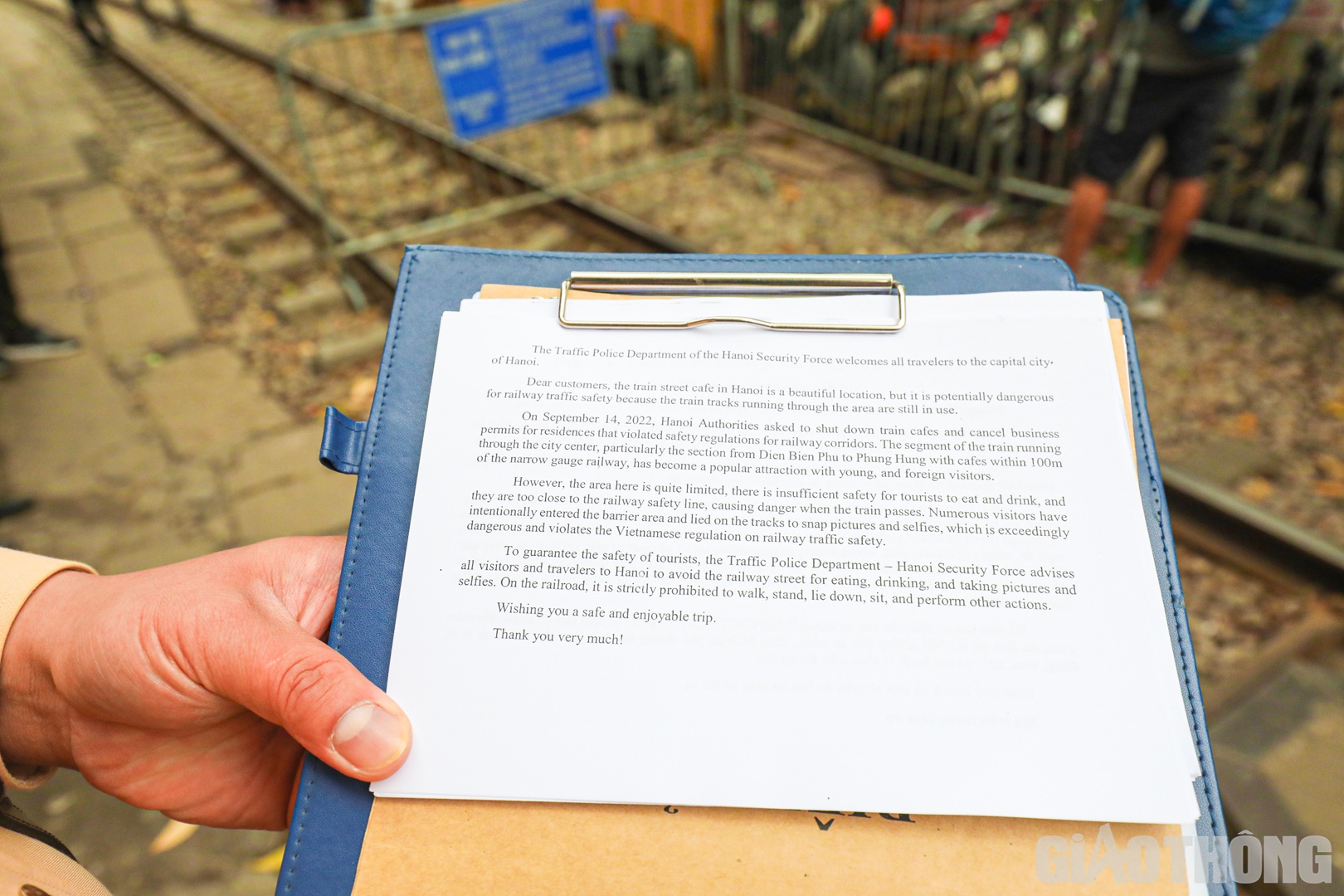 Nội dung tờ rơi ghi r&otilde;: Đoạn đường t&agrave;u chạy qua trung t&acirc;m th&agrave;nh phố, đặc biệt đoạn từ đường Điện Bi&ecirc;n Phủ đến Ph&ugrave;ng Hưng với c&aacute;c qu&aacute;n c&agrave; ph&ecirc; trải d&agrave;i 100m dọc tuyến đường sắt khổ hẹp trở th&agrave;nh điểm đến y&ecirc;u th&iacute;ch của nhiều bạn trẻ v&agrave; du kh&aacute;ch nước ngo&agrave;i. Tuy nhi&ecirc;n, kh&ocirc;ng gian ở đ&acirc;y rất nhỏ, kh&ocirc;ng đủ chỗ cho du kh&aacute;ch ngồi ăn, uống giữ khoảng c&aacute;ch với h&agrave;nh lang an to&agrave;n đường sắt v&agrave; g&acirc;y mất an to&agrave;n khi đo&agrave;n t&agrave;u chạy qua. 
Nhiều kh&aacute;ch du lịch đ&atilde; cố t&igrave;nh đi v&agrave;o khu vực dựng r&agrave;o chắn, nằm ngồi tr&ecirc;n đường ray chụp h&igrave;nh. 
Việc n&agrave;y hết sức nguy hiểm v&agrave; vi phạm nghi&ecirc;m trọng c&aacute;c quy định của ph&aacute;p luật về ATGT. 
Để đảm bảo an to&agrave;n cho c&aacute;c du kh&aacute;ch, Ph&ograve;ng CSGT C&ocirc;ng an TP H&agrave; Nội đề nghị mọi du kh&aacute;ch đến tham quan, du lịch tại H&agrave; Nội kh&ocirc;ng đến ăn uống, chụp h&igrave;nh tại phố đường t&agrave;u. Nghi&ecirc;m cấm c&aacute;c h&agrave;nh vi đi, đứng, nằm, ngồi v&agrave; c&aacute;c h&agrave;nh vi kh&aacute;c tr&ecirc;n đường sắt...