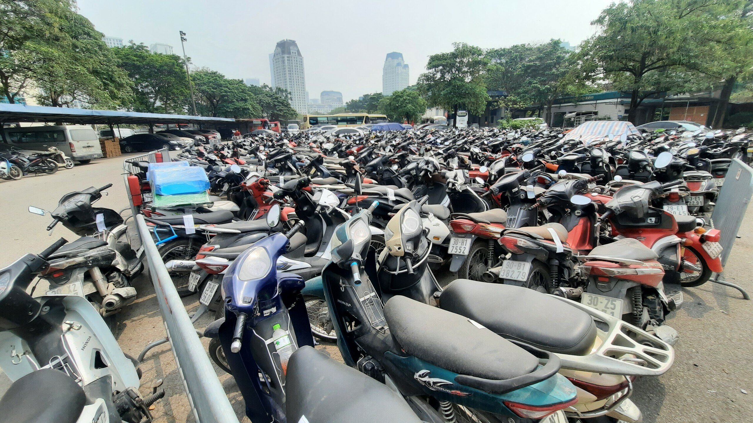 Những ng&agrave;y cuối th&aacute;ng 3/2023, c&oacute; mặt tại b&atilde;i tr&ocirc;ng giữ xe của X&iacute; nghiệp 5 (thuộc C&ocirc;ng TNHH MTV Khai th&aacute;c điểm đỗ xe H&agrave; Nội) ở đường L&ecirc; Quang Đạo (quận Nam Từ Li&ecirc;m, TP H&agrave; Nội), PV nhận thấy h&agrave;ng ngh&igrave;n chiếc xe m&aacute;y đang được xếp chật k&iacute;n, phủ đầy bụi.