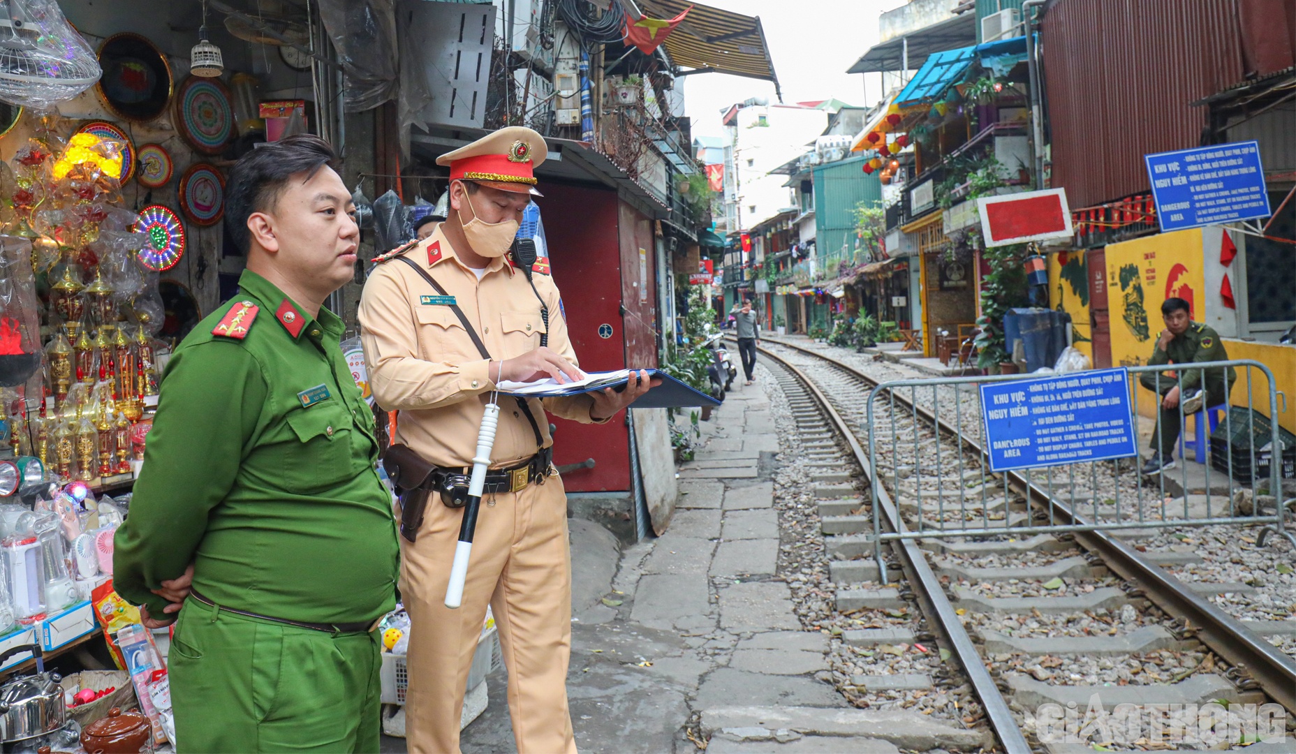Tại c&aacute;c lối v&agrave;o đường t&agrave;u đều c&oacute; r&agrave;o chắn v&agrave; lực lượng chức năng t&uacute;c trực ngăn du kh&aacute;ch v&agrave;o b&ecirc;n trong.