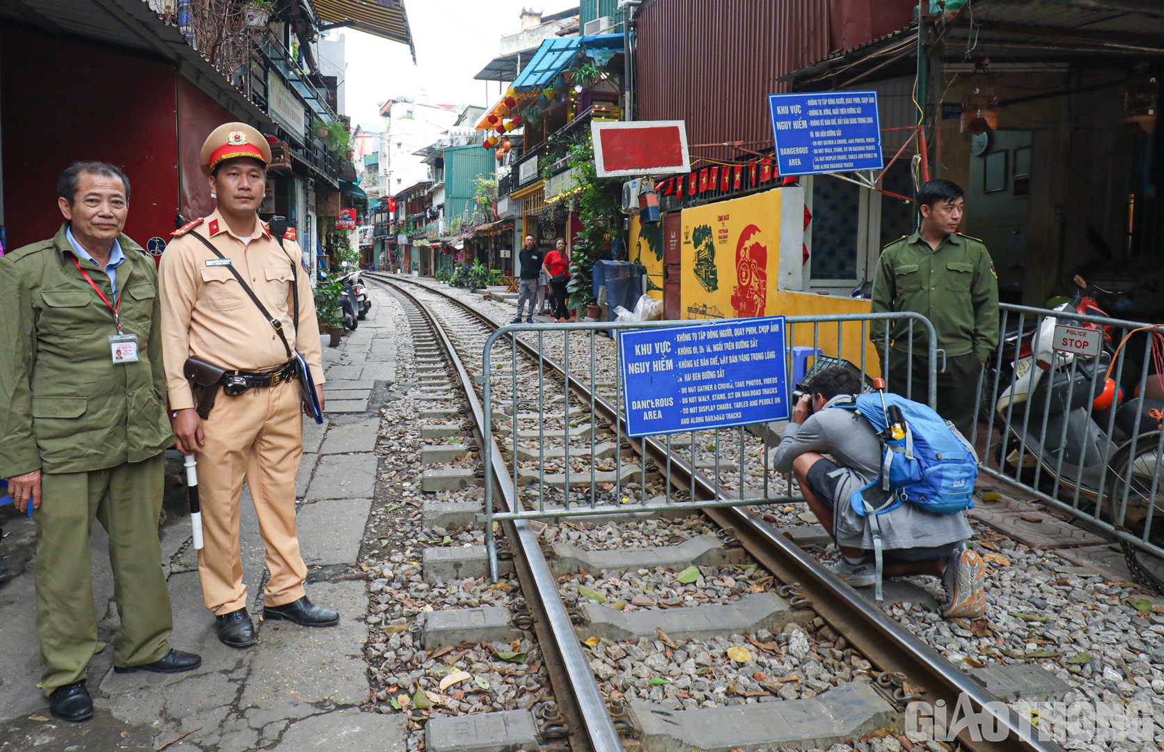 Trước đ&oacute;, quận Ho&agrave;n Kiếm đ&atilde; y&ecirc;u cầu c&aacute;c qu&aacute;n c&agrave; ph&ecirc; phố đường t&agrave;u dừng hoạt động từ giữa th&aacute;ng 9/2022 nhằm đảm bảo an to&agrave;n h&agrave;nh lang đường sắt.